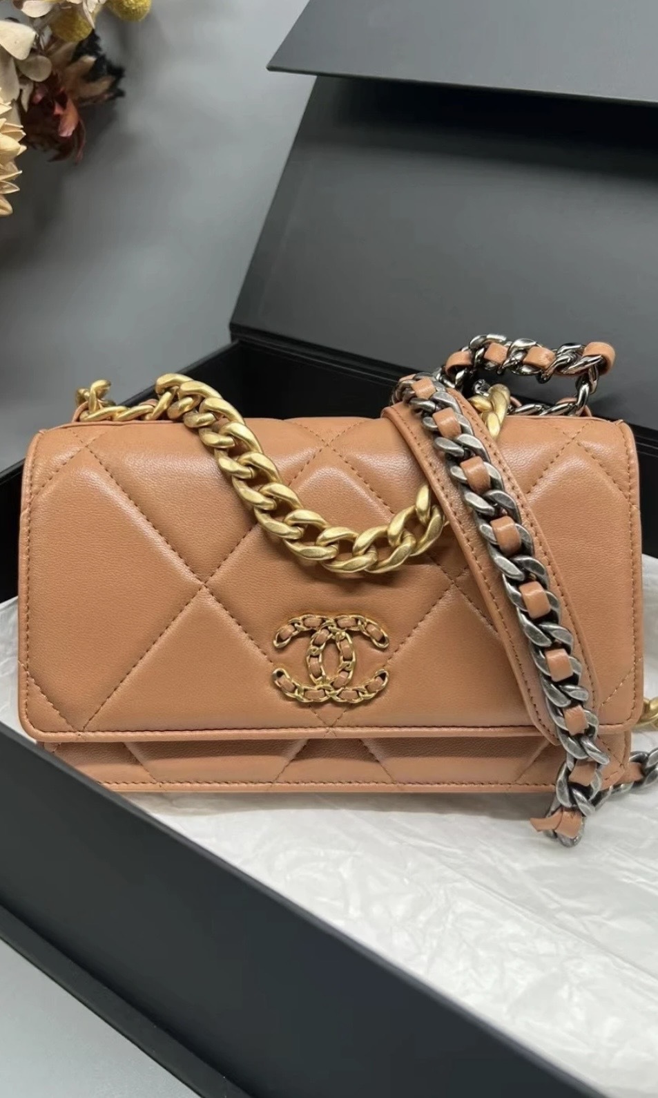 Chanel19 經典菱格小羊皮WOC手拿包