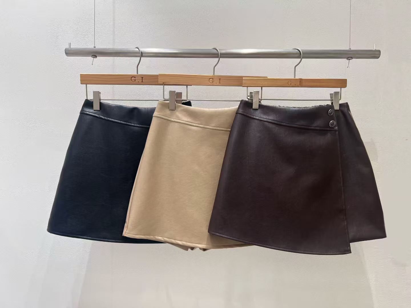 GI5412 後橡筋交疊造型PU皮革短裙褲
