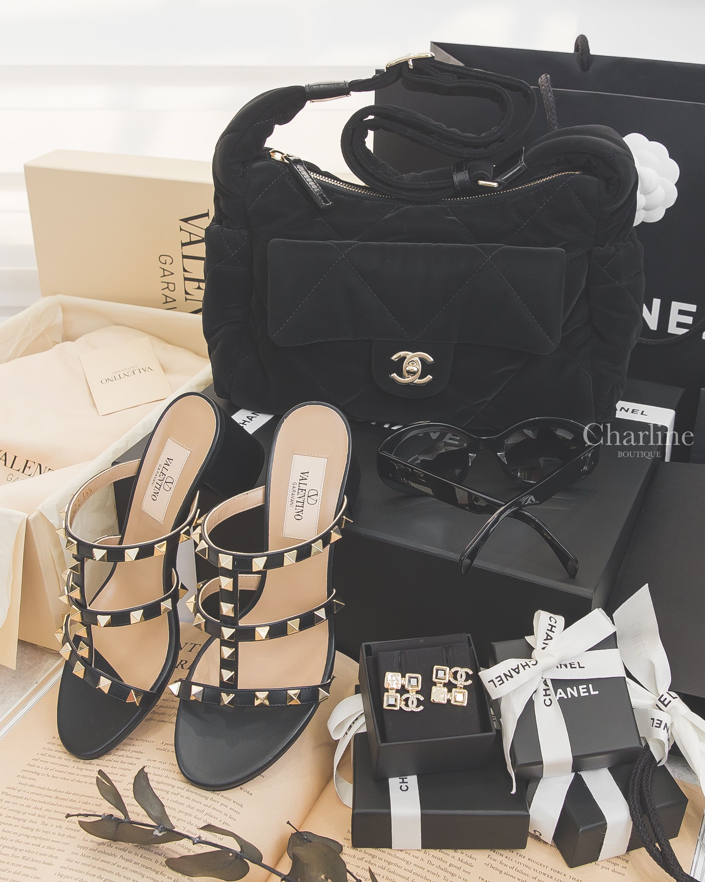 Celine 黑色橢圓框側邊黑色凱旋門太陽眼鏡,Chanel 黑色金CC大型絲絨大菱格紋肩背包,Chanel 金色水晶金屬方格水鑽CC不對稱方形耳環,Valentino 黑色龐克卯釘羅馬小牛皮粗跟涼鞋-Charline Boutique 精品代購