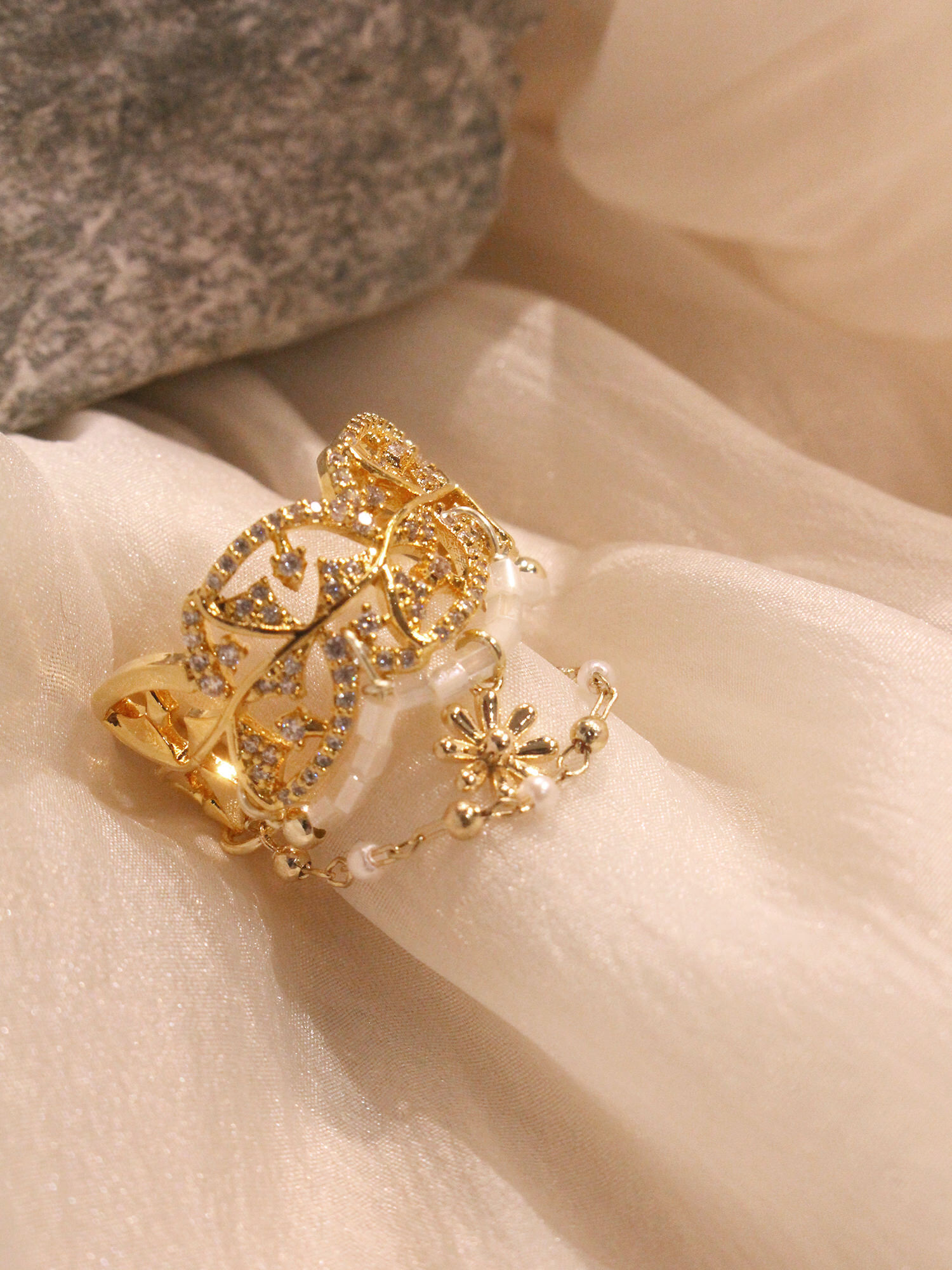 臥底瑪格。MUCHAT手作14KGP小花鋯石寬版戒指