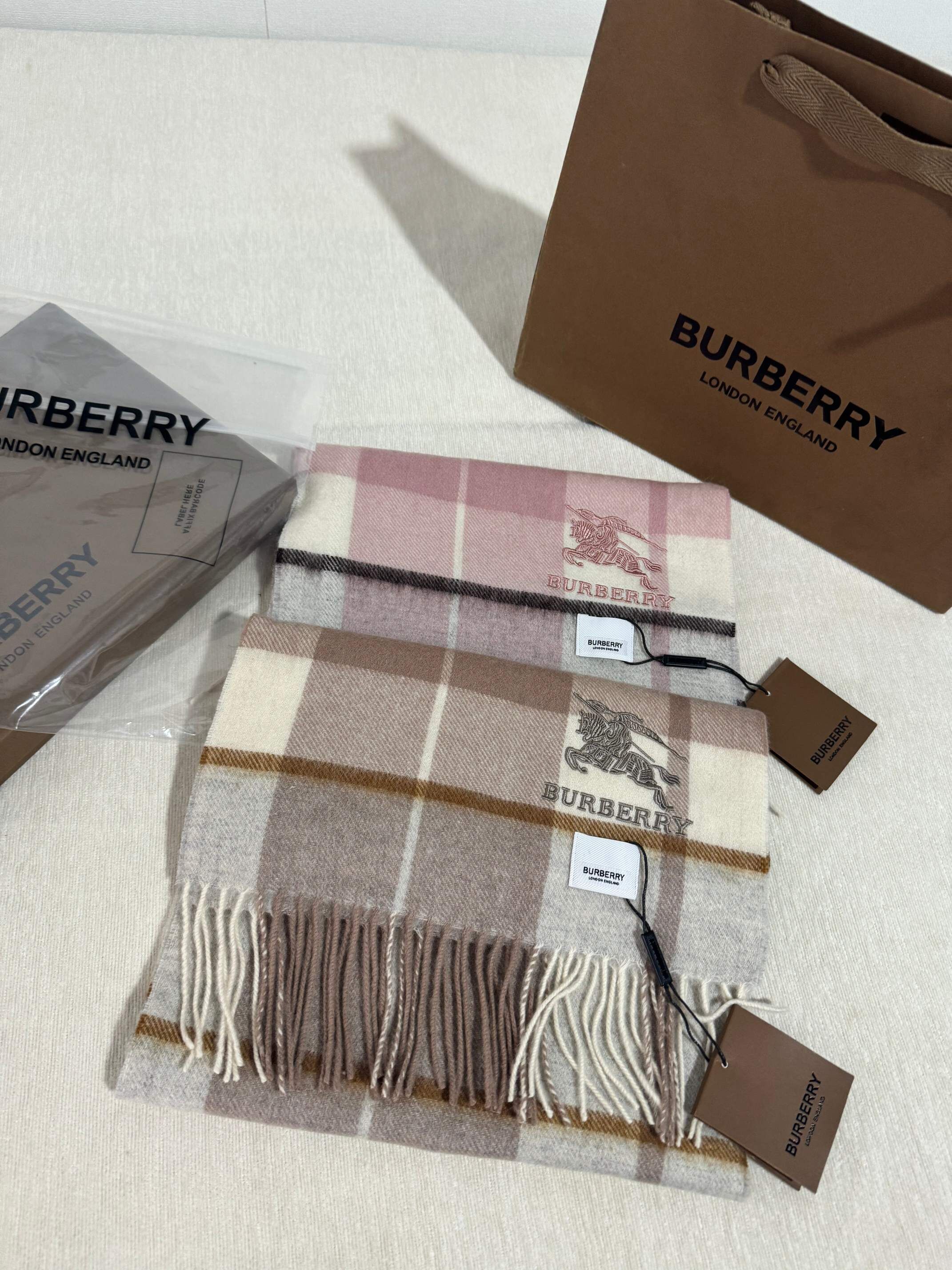 Burberry 羊毛格仔頸巾