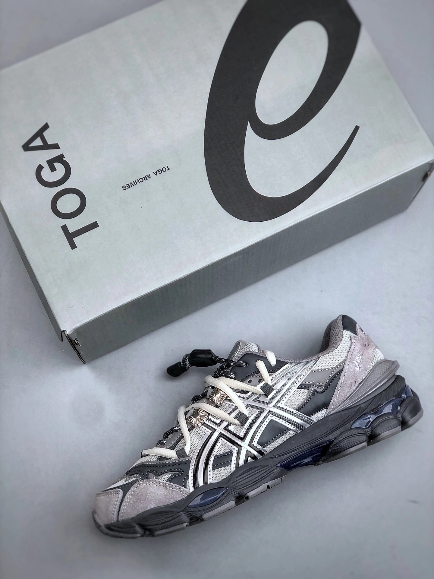 代購-TOGA x  ASICS Gel-Cumulus 16 TG 跑鞋 男女同款 灰色 1203A838-020