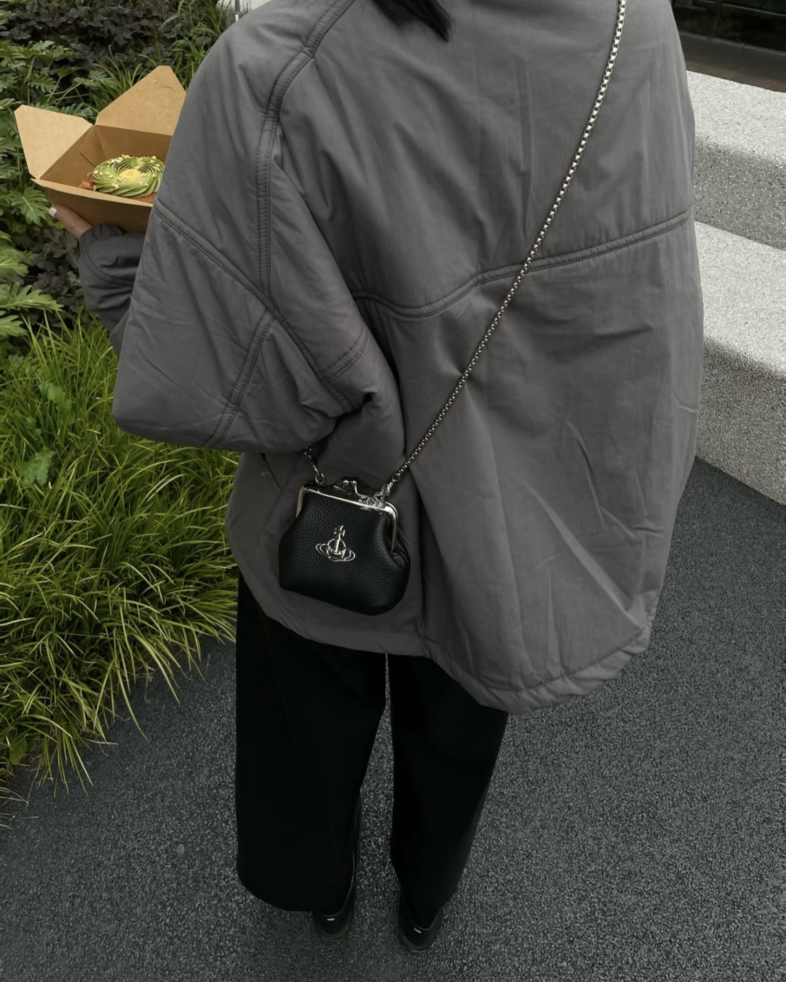 【預購】VIVIENNE WESTWOOD GRANNY 星球標誌口金包 黑色 5A010007WS000DN403