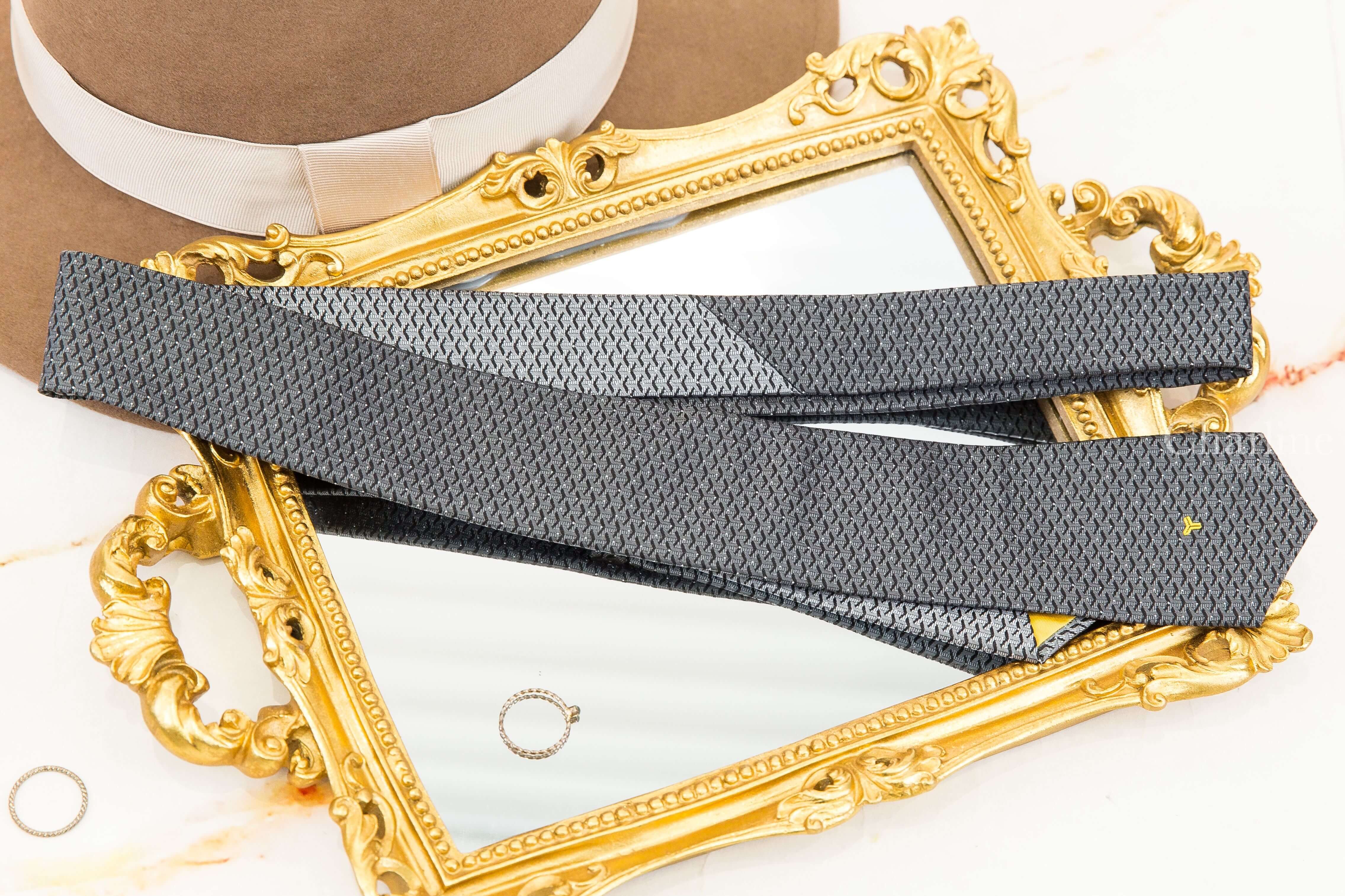 Goyard Eldredge Bicolore Tie 深灰拼淺灰老花白圓點刺繡黃Logo黑字真絲領帶