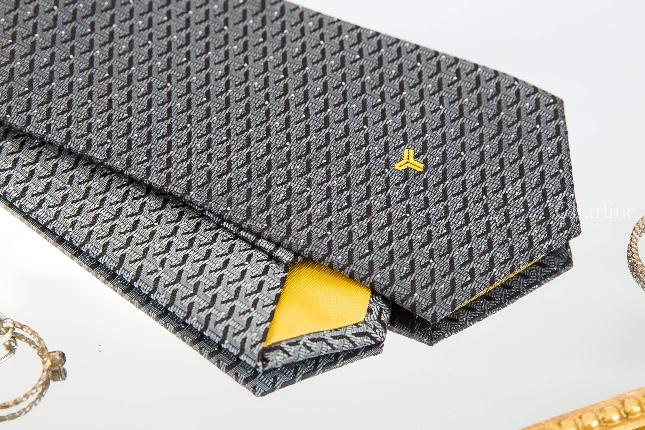 Goyard Eldredge Bicolore Tie 深灰拼淺灰老花白圓點刺繡黃Logo黑字真絲領帶