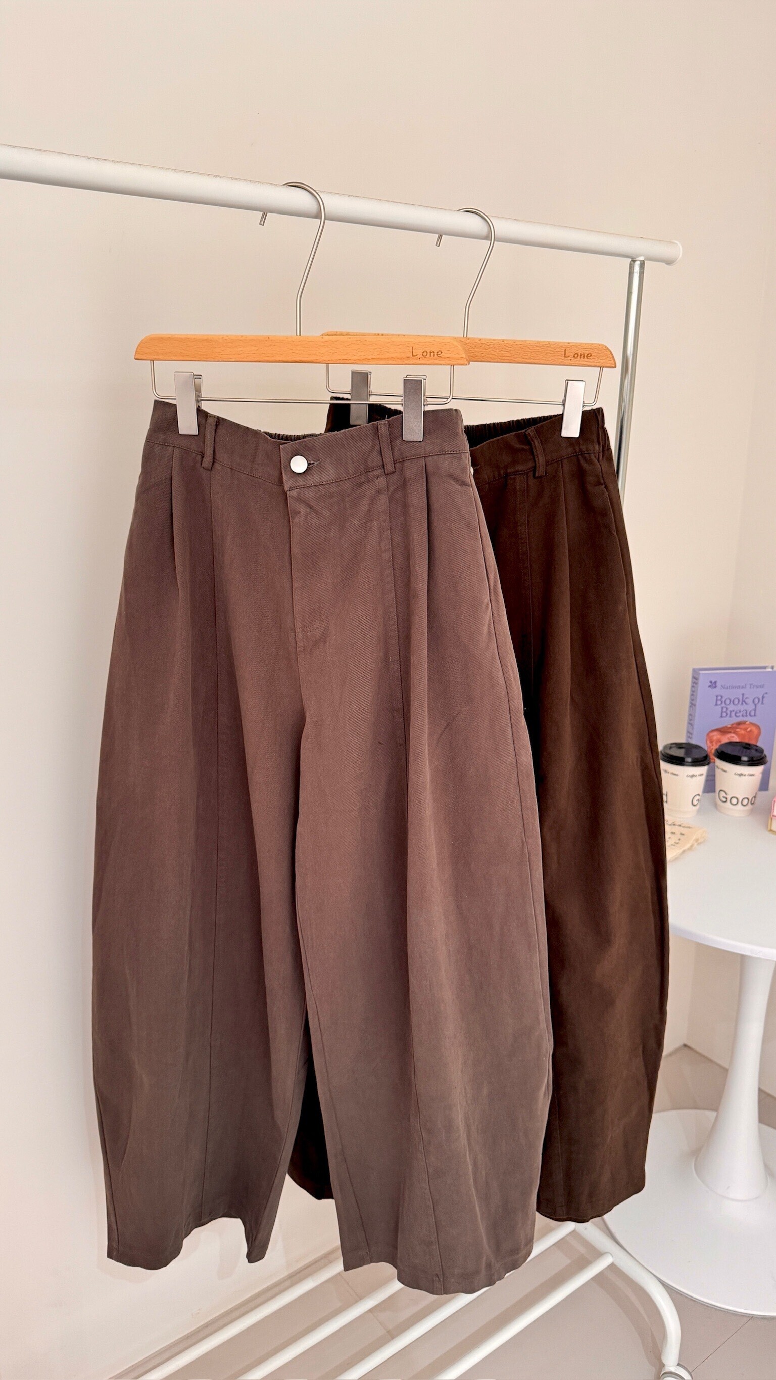 中線壓褶後鬆緊彎刀褲