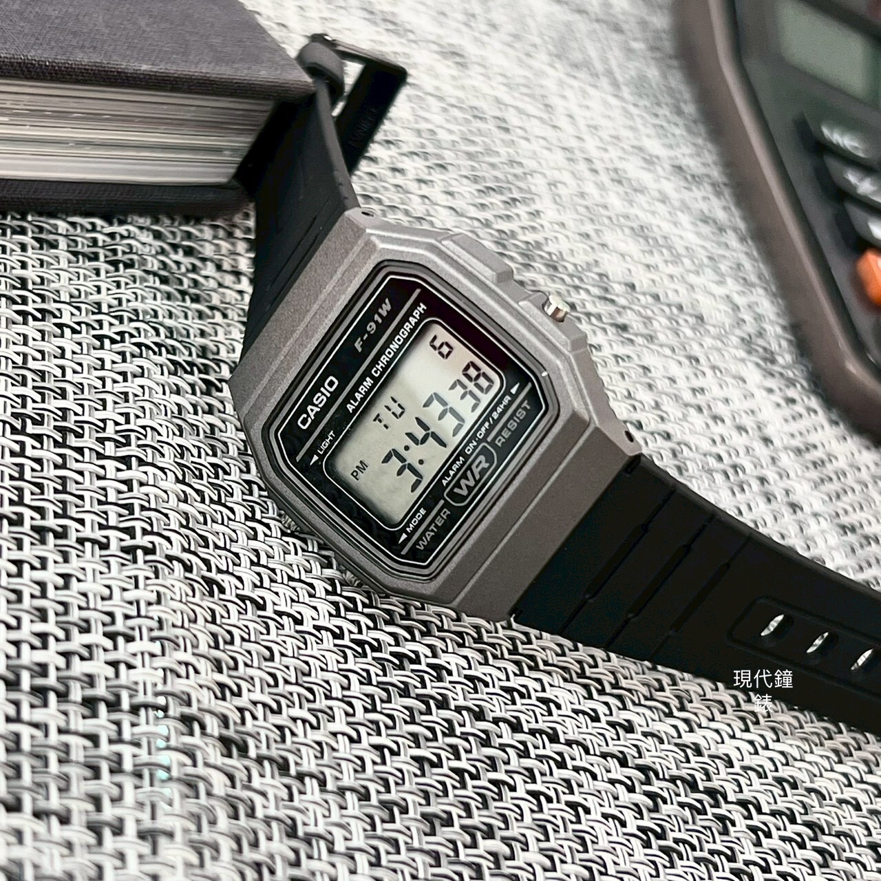 【CASIO 卡西歐】復古方形電子錶F-91WM-1B 35.2mm 現代鐘錶