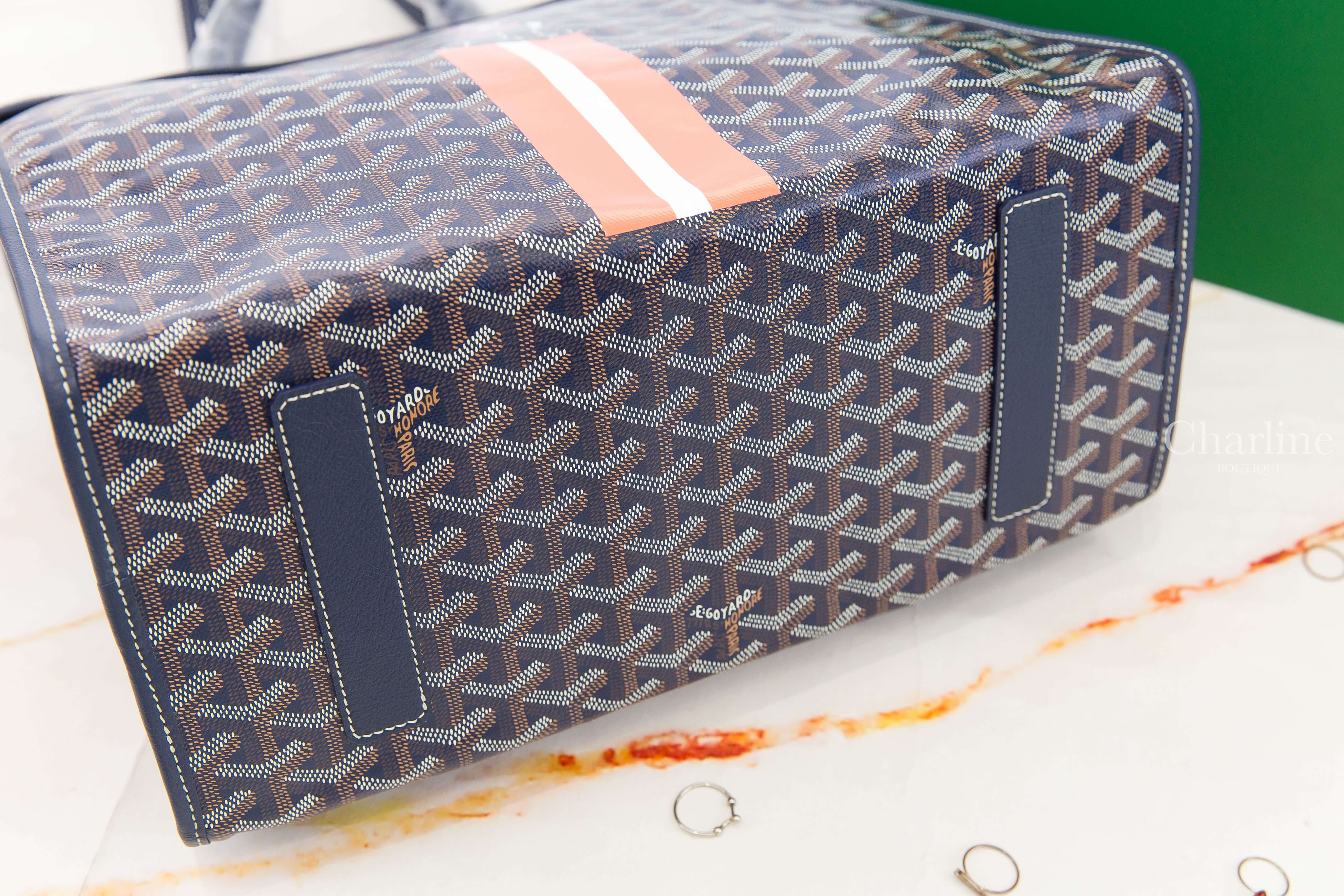 Goyard Saint Léger Backpack 海軍藍客製化珊瑚橘蝴蝶黑法鬥線條帆布小牛皮同色提把黃色內裡手提後背包-Charline Boutique 精品代購