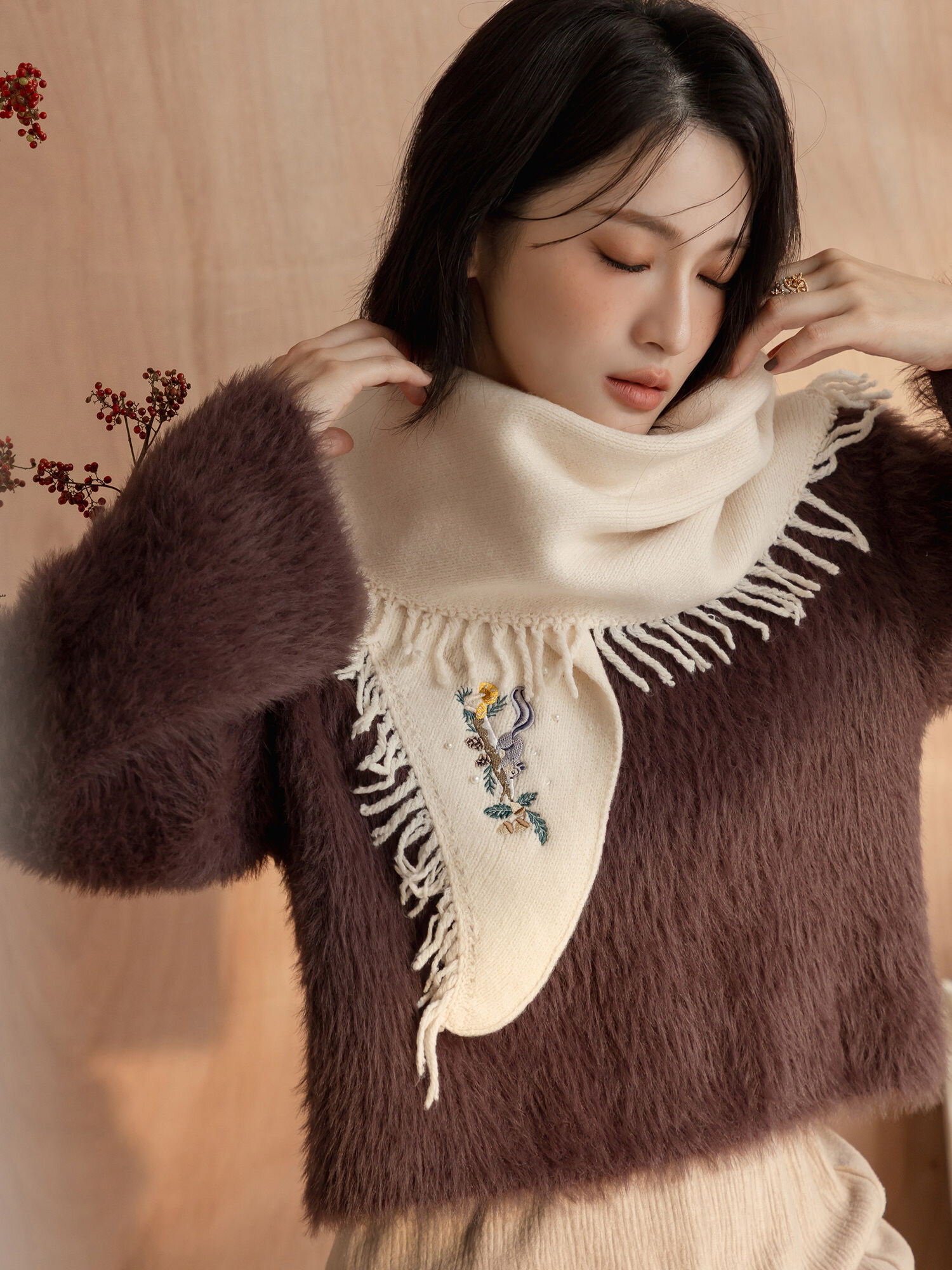 松鼠奶奶自製果醬。MUCHAT手作刺繡松鼠珍珠圍巾 (米白)