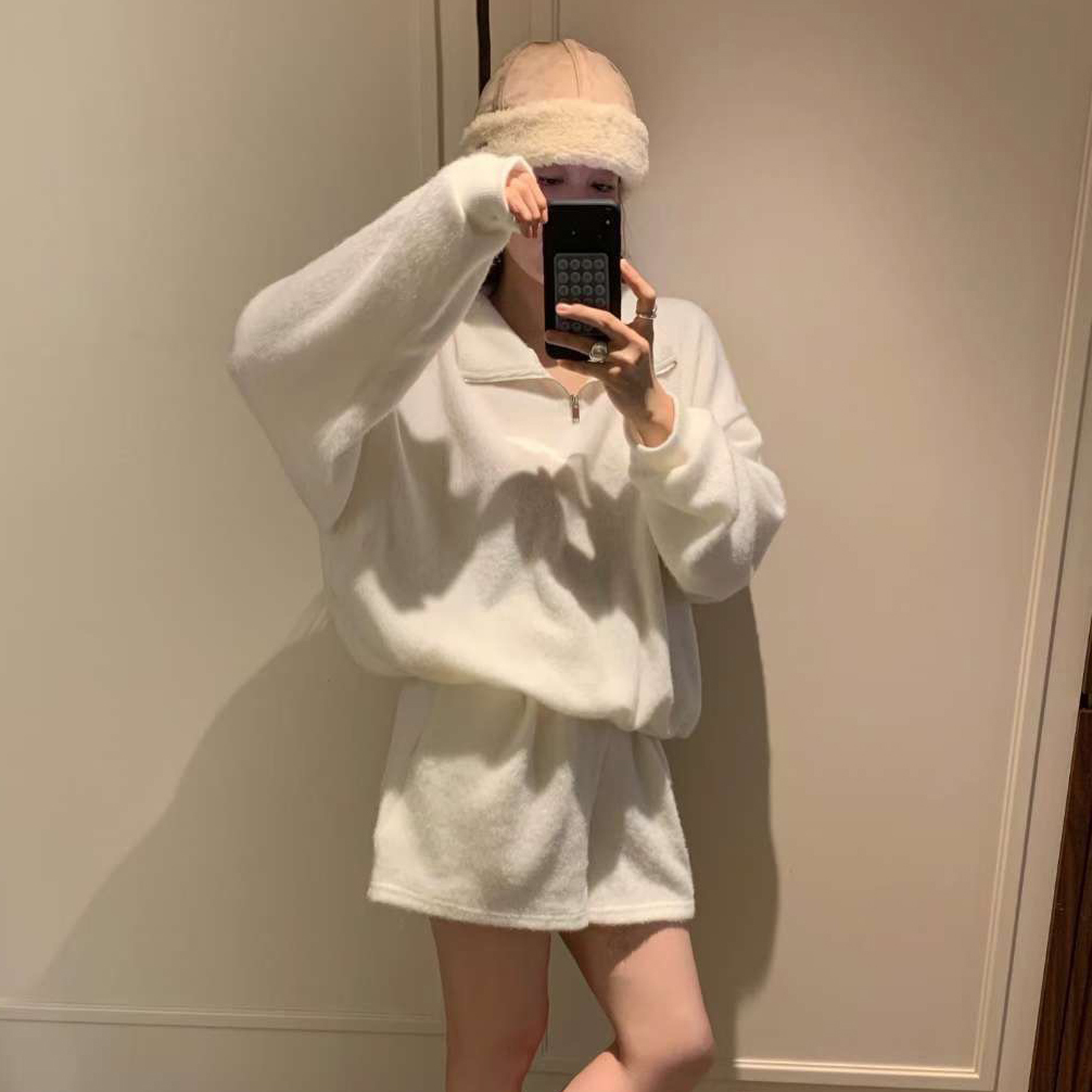 雲朵白休閒感拉鍊翻領上衣+同色系短褲SET