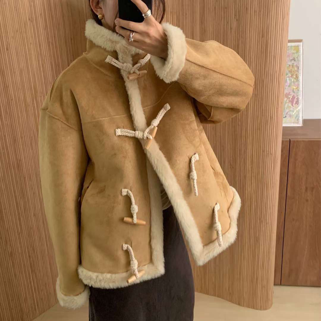 焦糖駝拼接QQ毛牛角釦造型麂皮外套-F