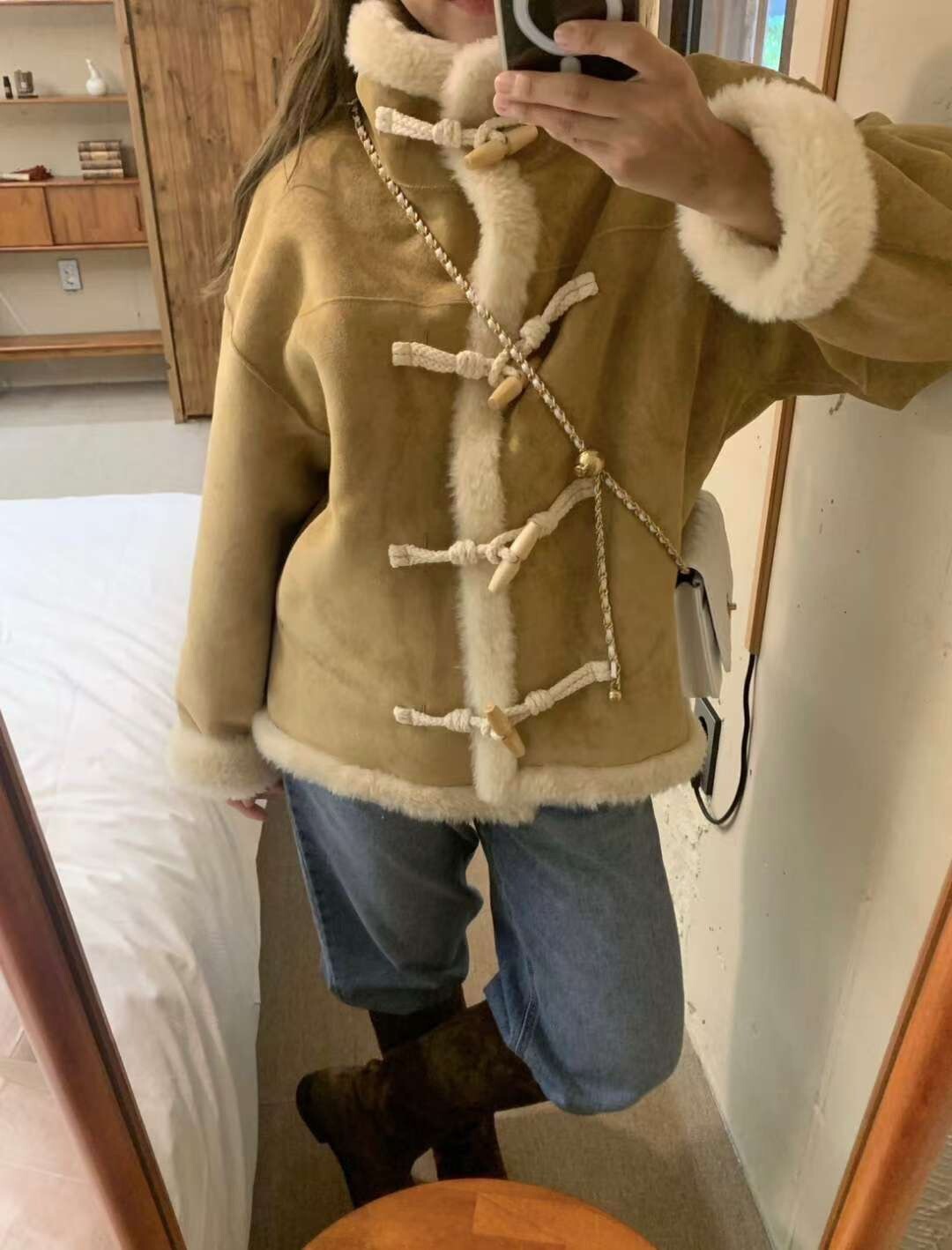 焦糖駝拼接QQ毛牛角釦造型麂皮外套-F