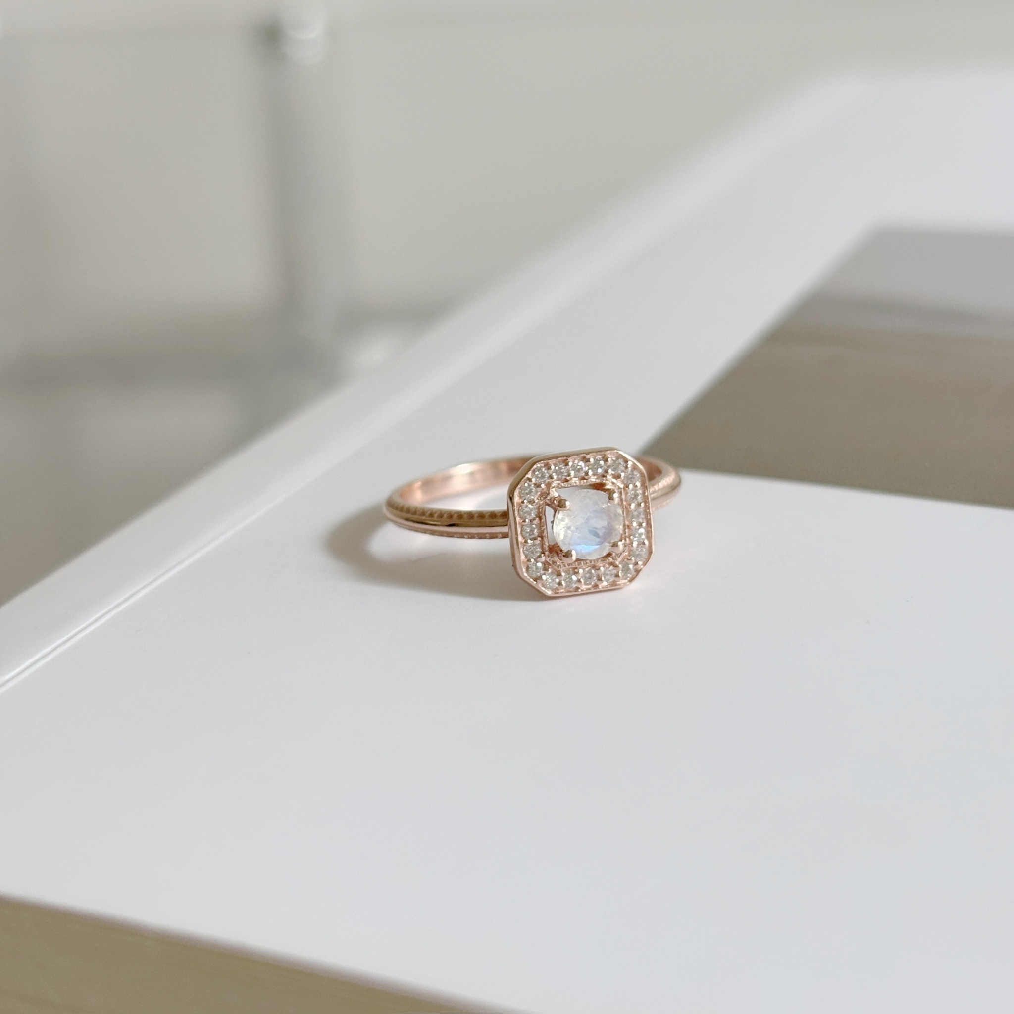 Manor Setting月光石戒指