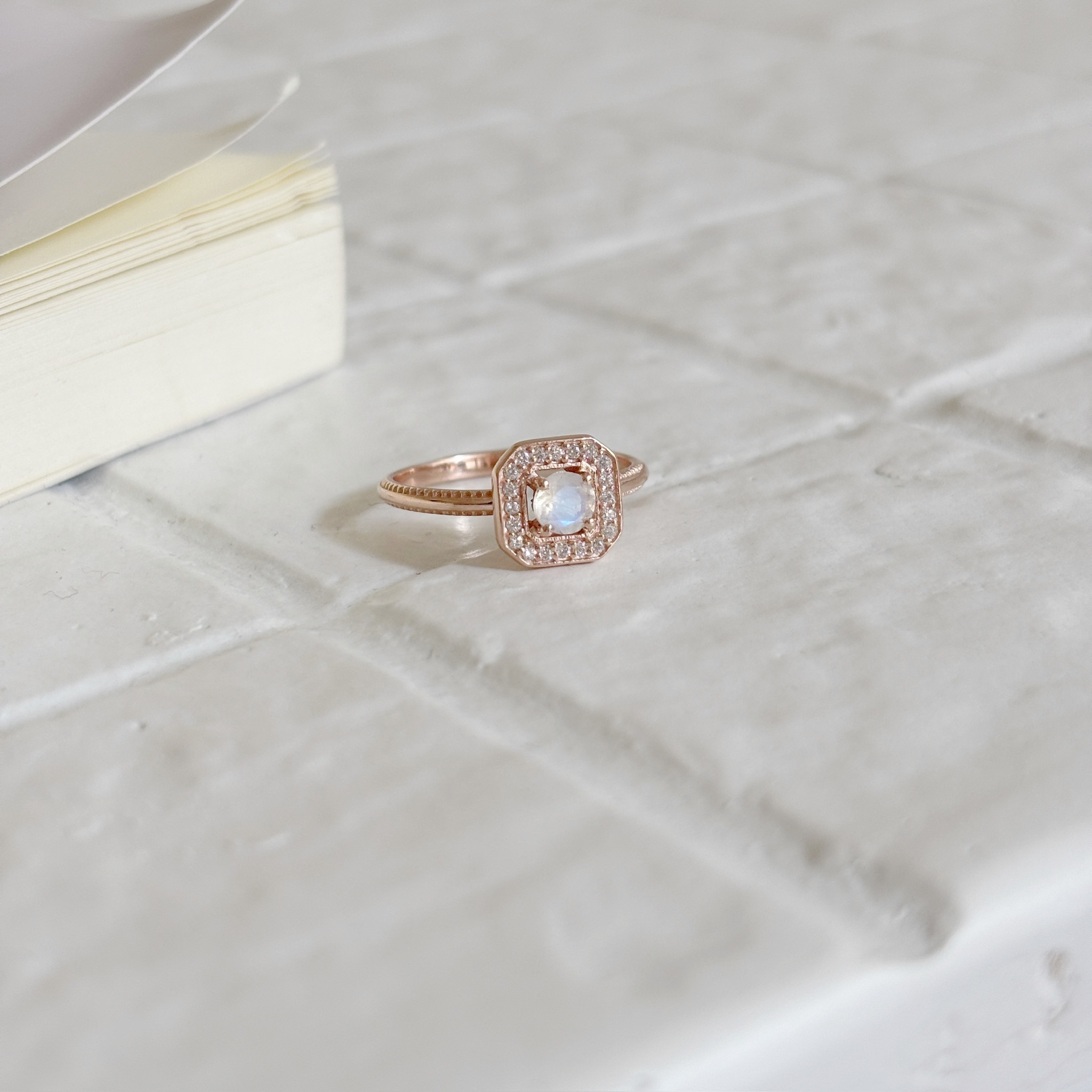 Manor Setting月光石戒指