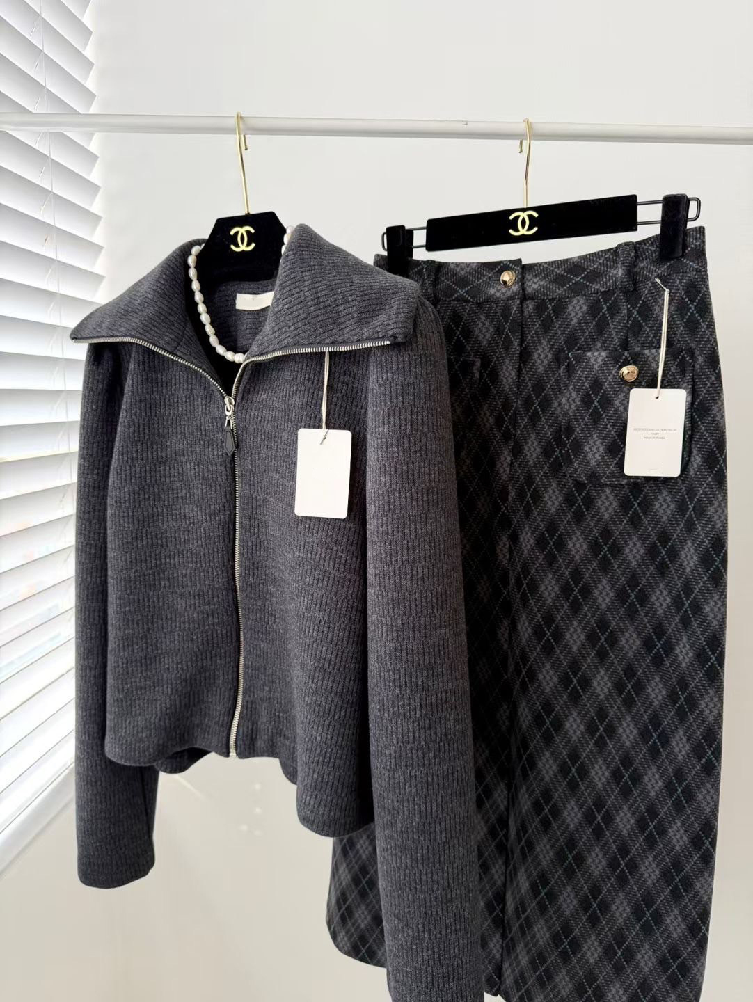 後腰鬆緊雙口袋前開衩造型鉛筆裙-F / 2色