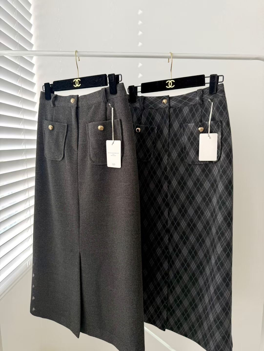 後腰鬆緊雙口袋前開衩造型鉛筆裙-F / 2色