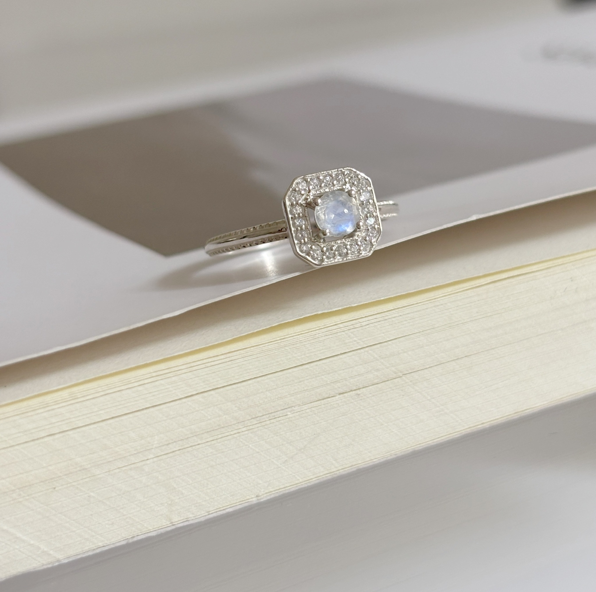 Manor Setting月光石戒指