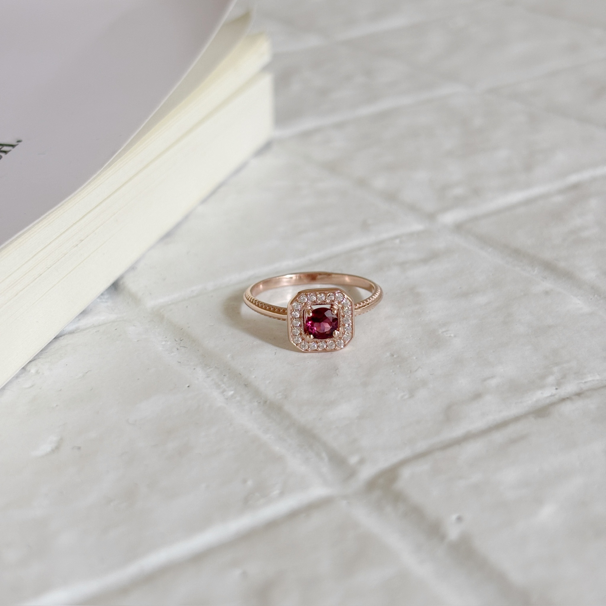 Manor Setting玫瑰石榴石戒指