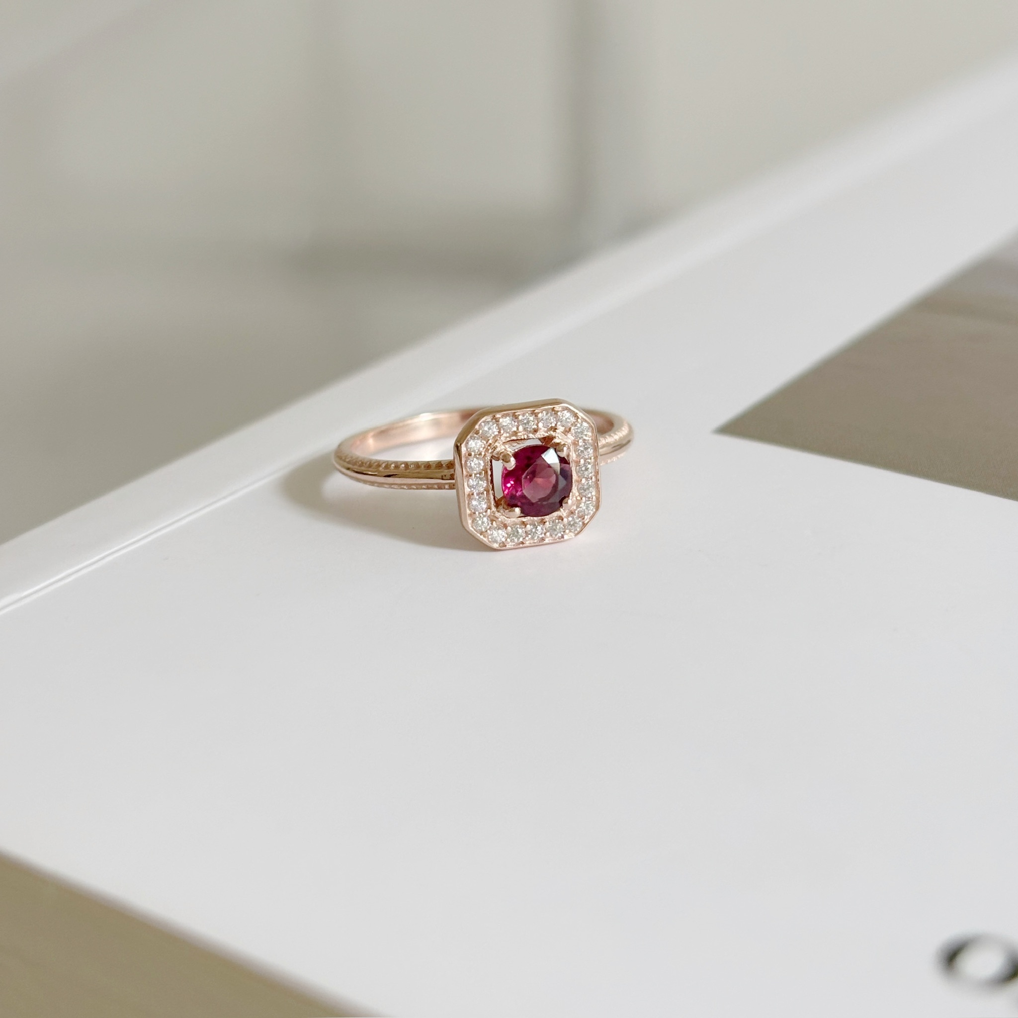 Manor Setting玫瑰石榴石戒指