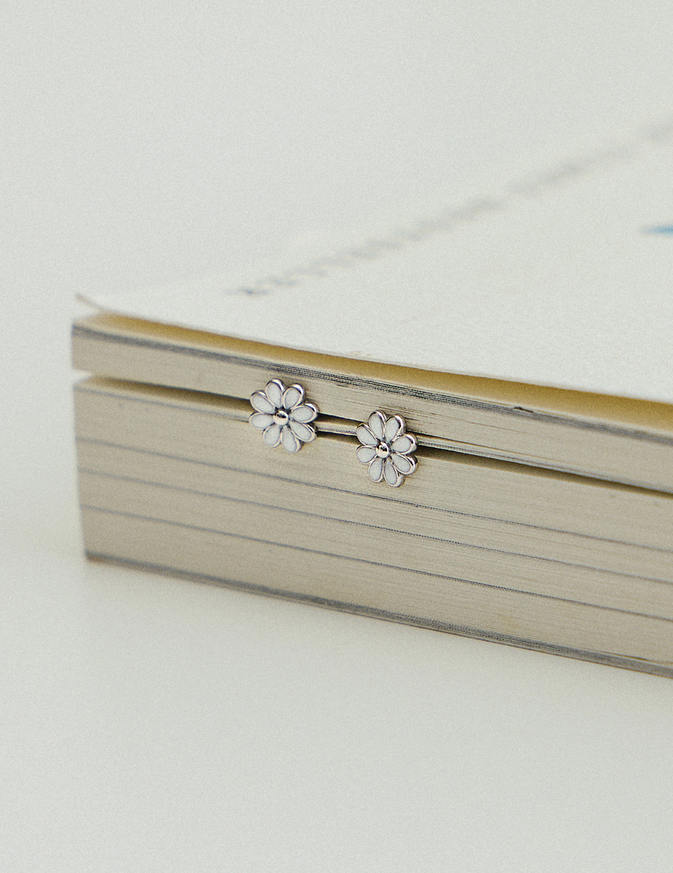 【925純銀】日常一朵。針式耳環(白)