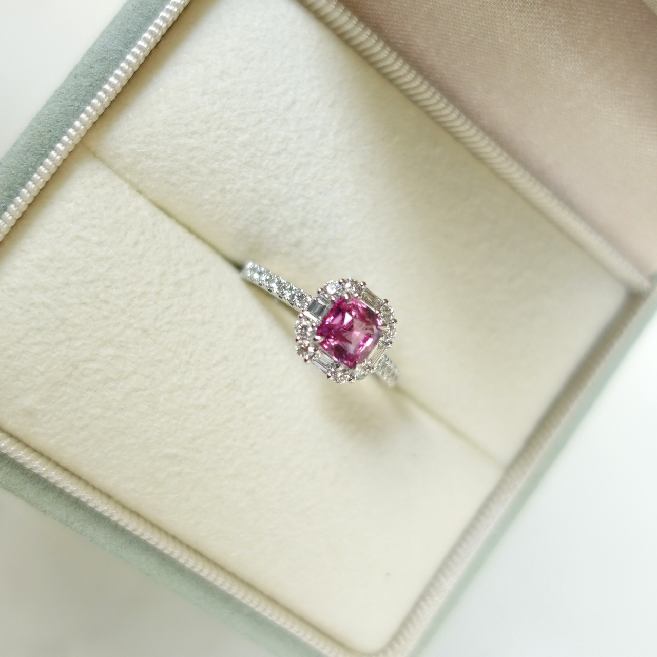 1ct無燒枕形切Padparadscha 18K金戒指-日出色  (帶寶石證書)