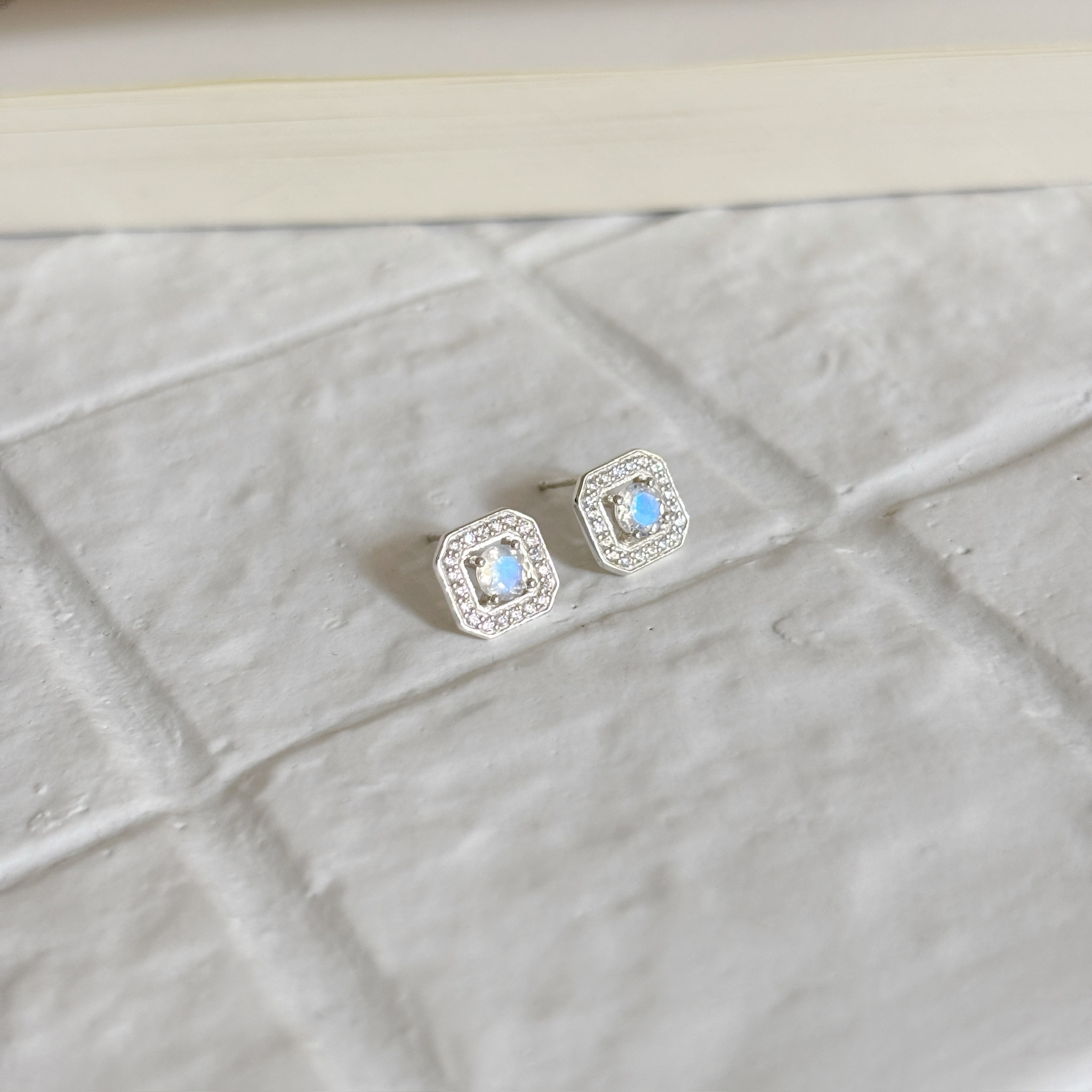 Manor Setting月光石耳環