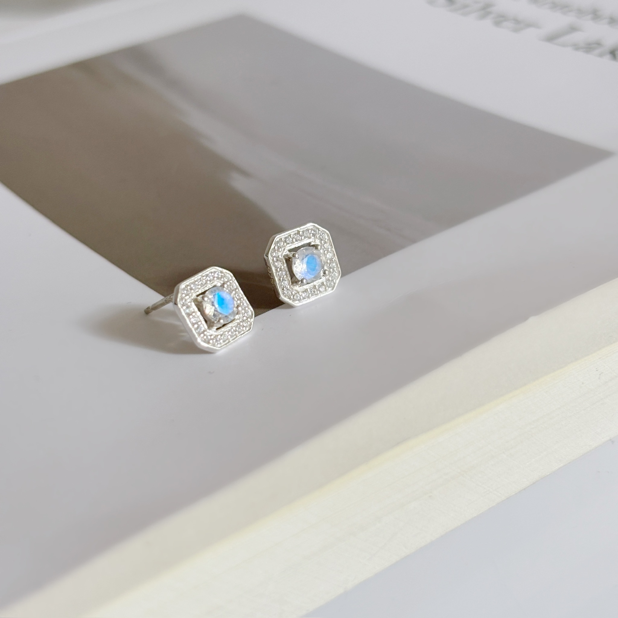 Manor Setting月光石耳環