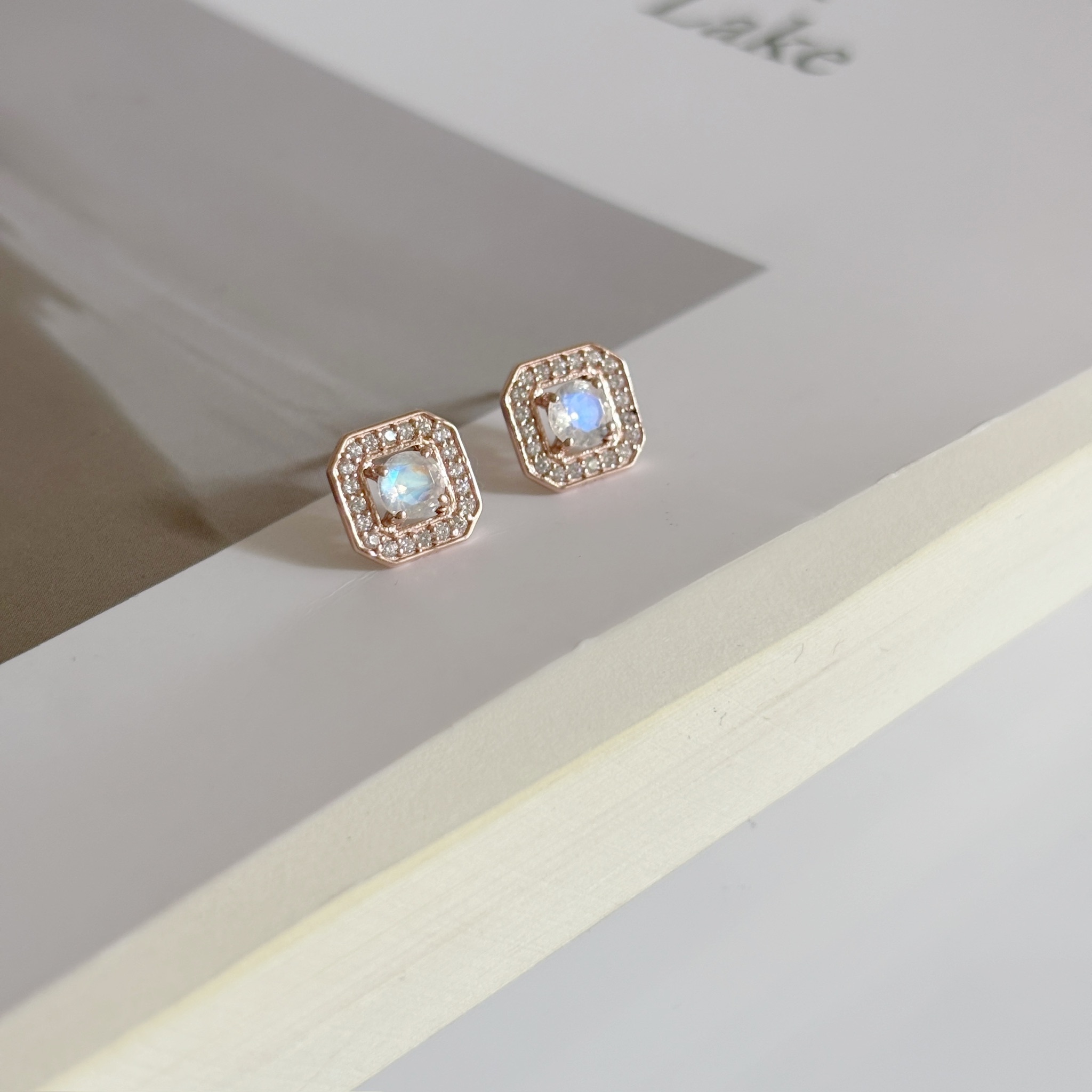 Manor Setting月光石耳環