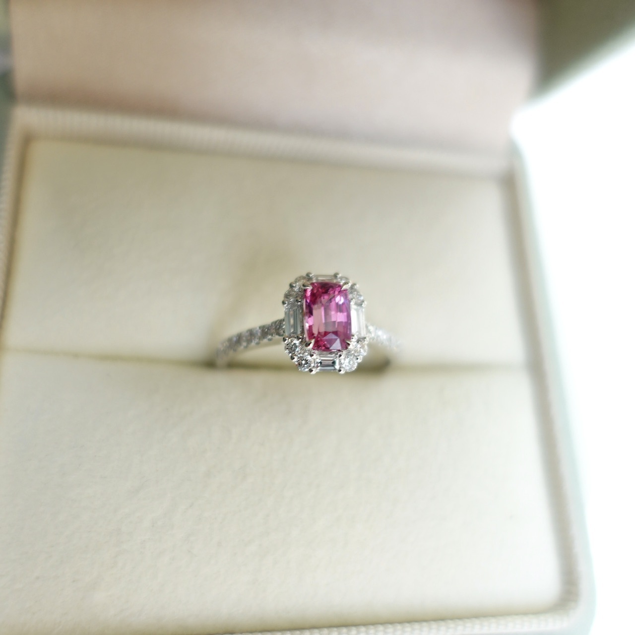 1.02ct無燒祖母綠切Padparadscha 18K金戒指-日出色  (帶寶石證書)