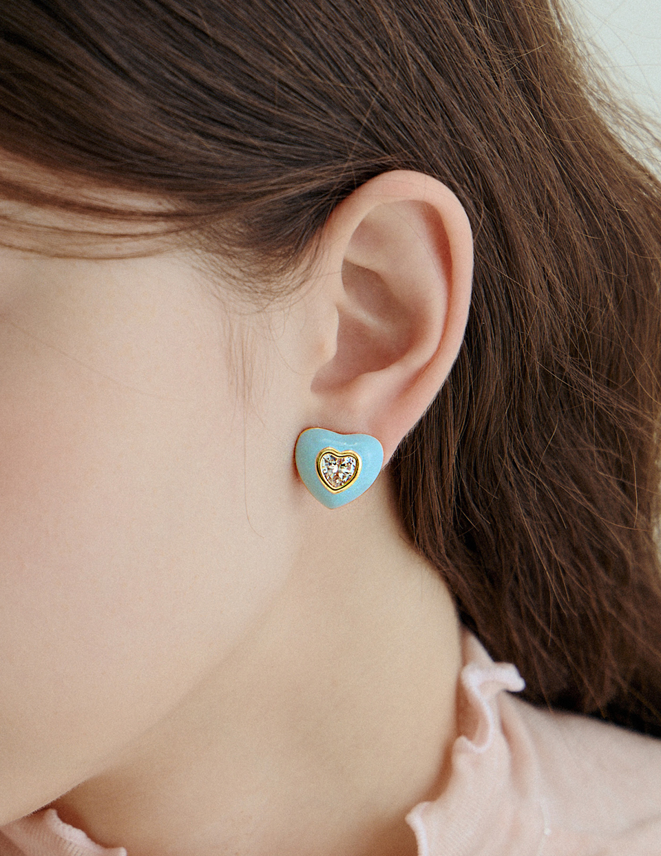 雲霧藍鋯石愛心。夾式耳環