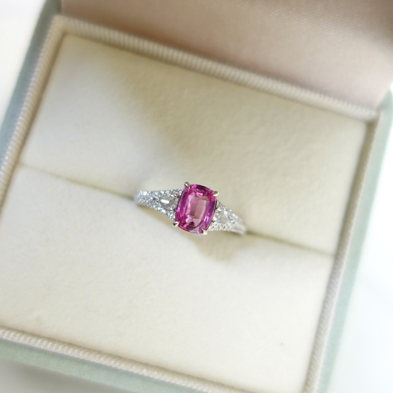 1.07ct無燒枕形切Padparadscha 18K金戒指-日出色  (帶寶石證書)