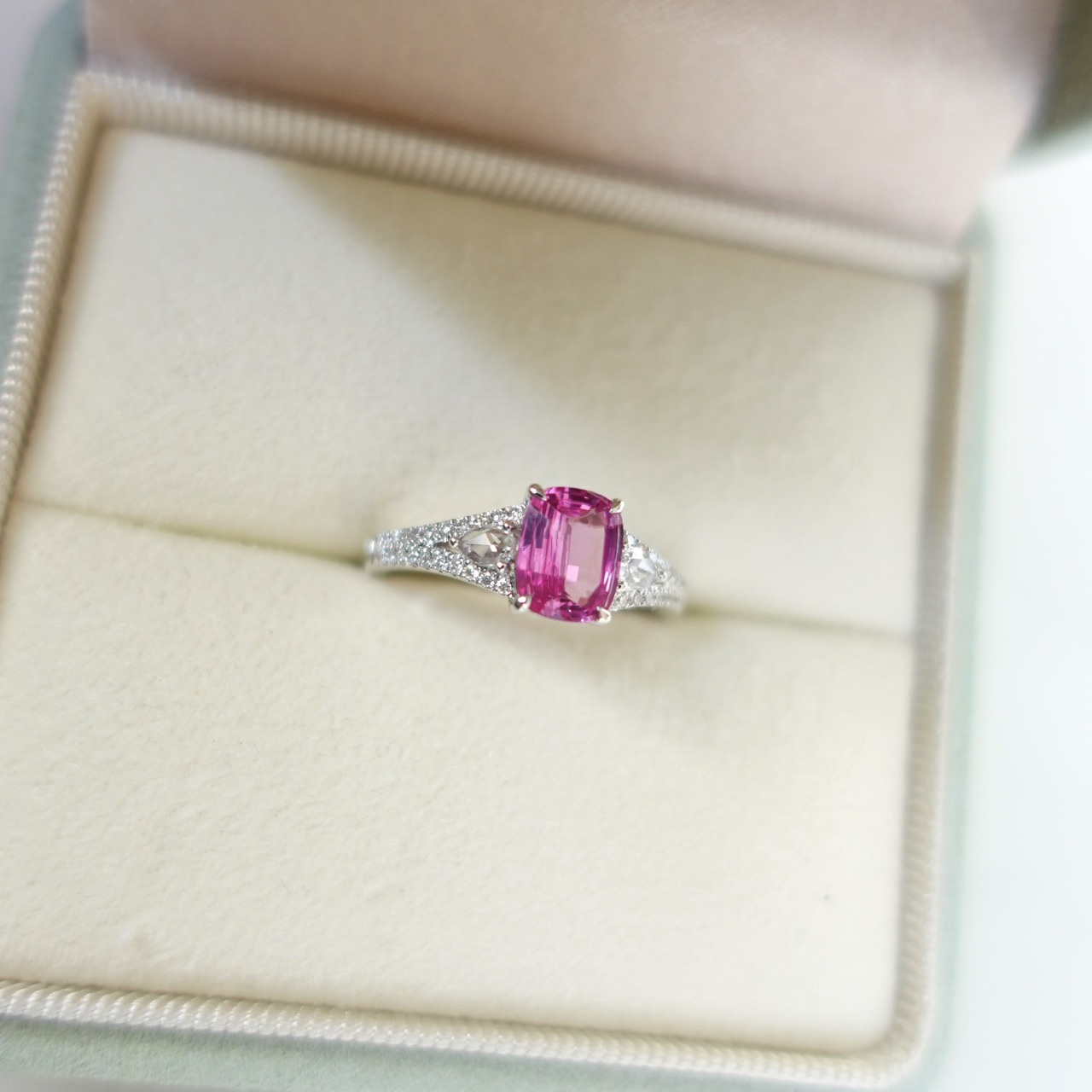 1.07ct無燒枕形切Padparadscha 18K金戒指-日出色  (帶寶石證書)