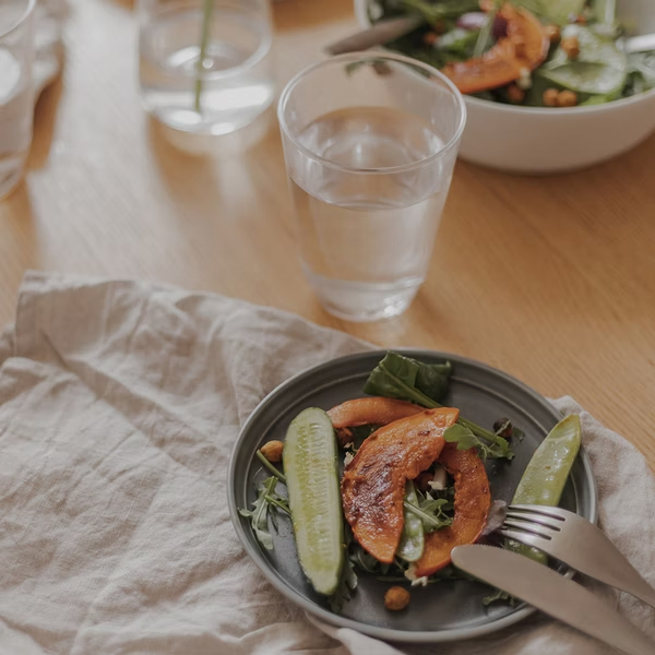 KINTO-FOG 餐盤，以質樸本質的大地色系作為主調，使用質地細緻的陶瓷材質