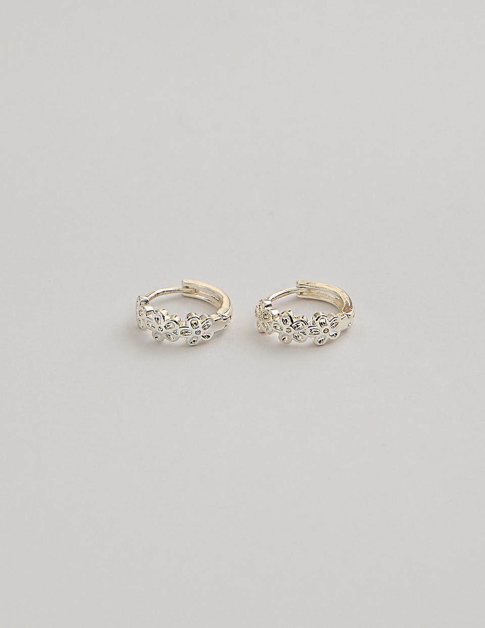 微光花圈。針式耳環