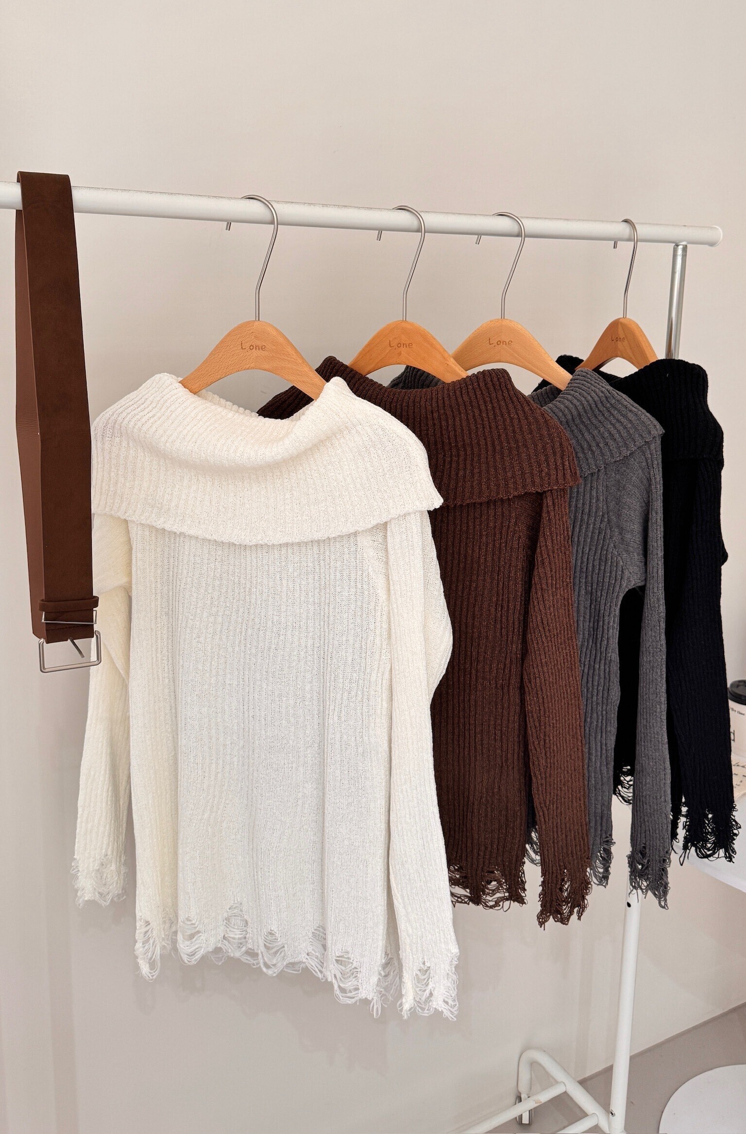 大翻領刷破針織上衣（附皮帶）