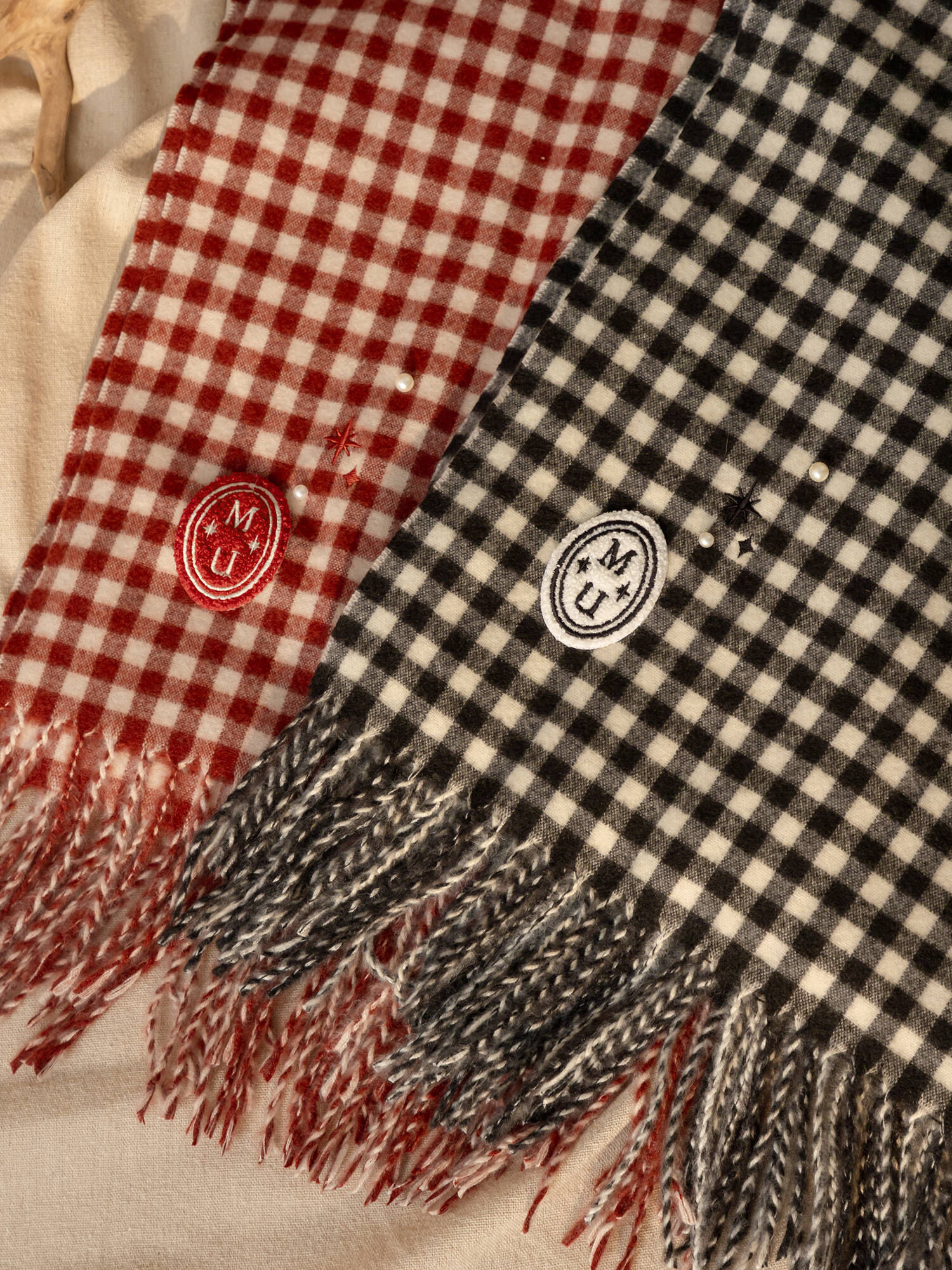 寂寞濃湯。MUCHAT手作刺繡星芒格紋圍巾 (黑格)