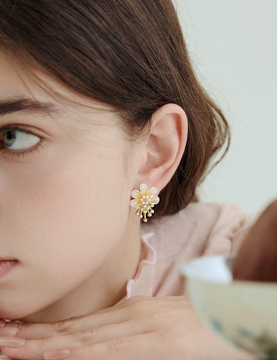 珍珠點綴花朵。針式耳環