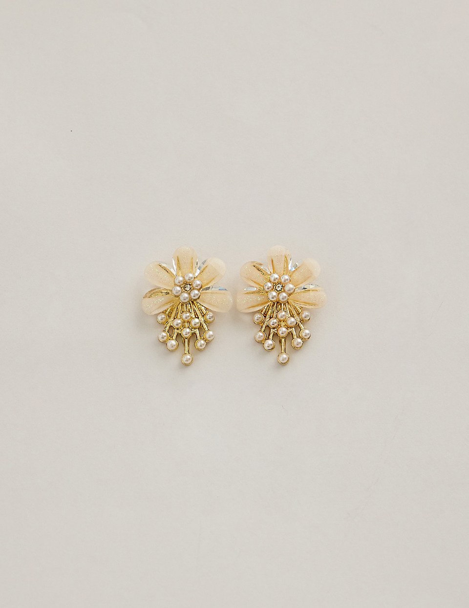 珍珠點綴花朵。針式耳環