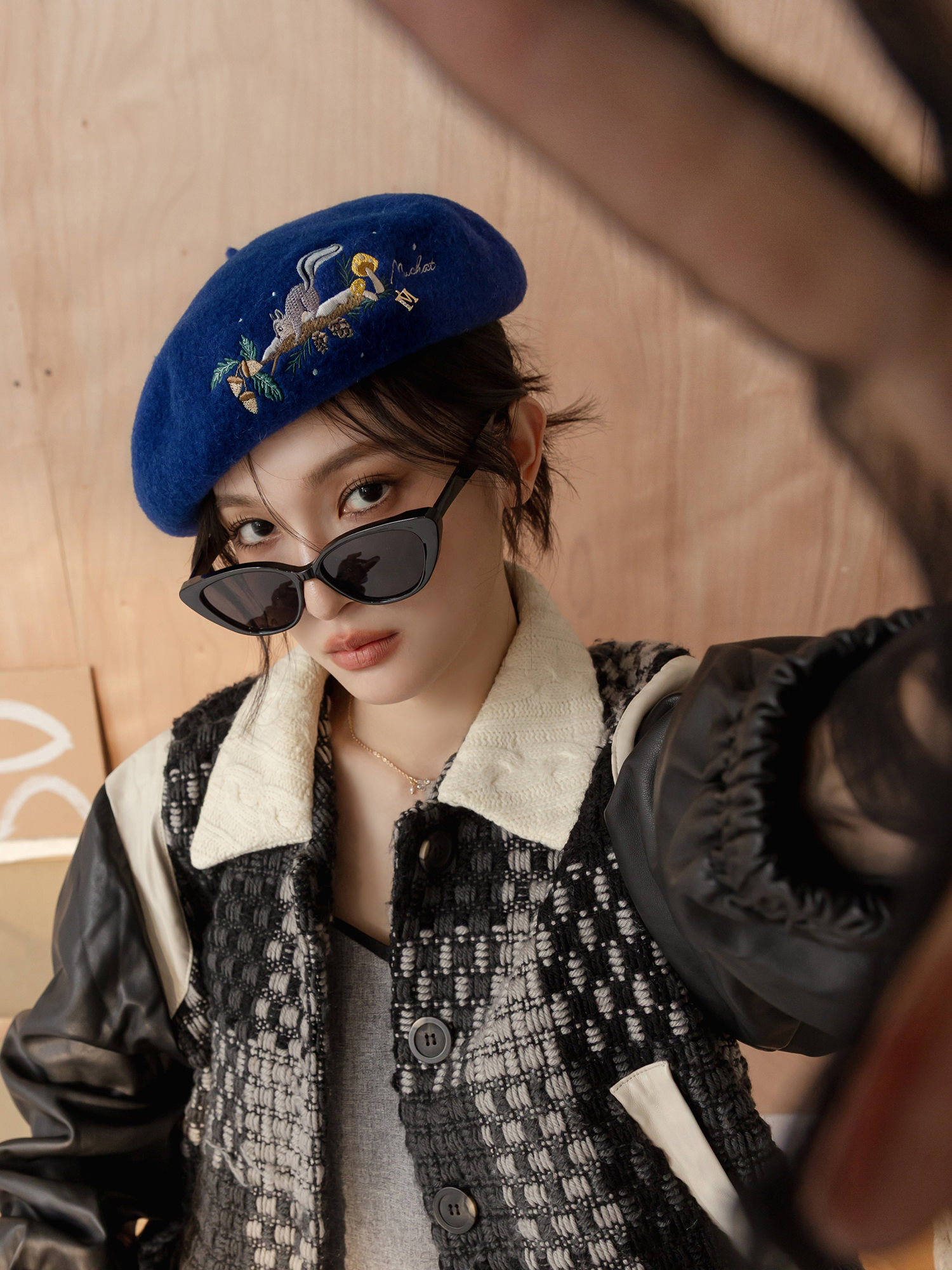 松鼠奶奶自製果醬。MUCHAT手作刺繡松鼠毛呢貝蕾帽 (寶藍)