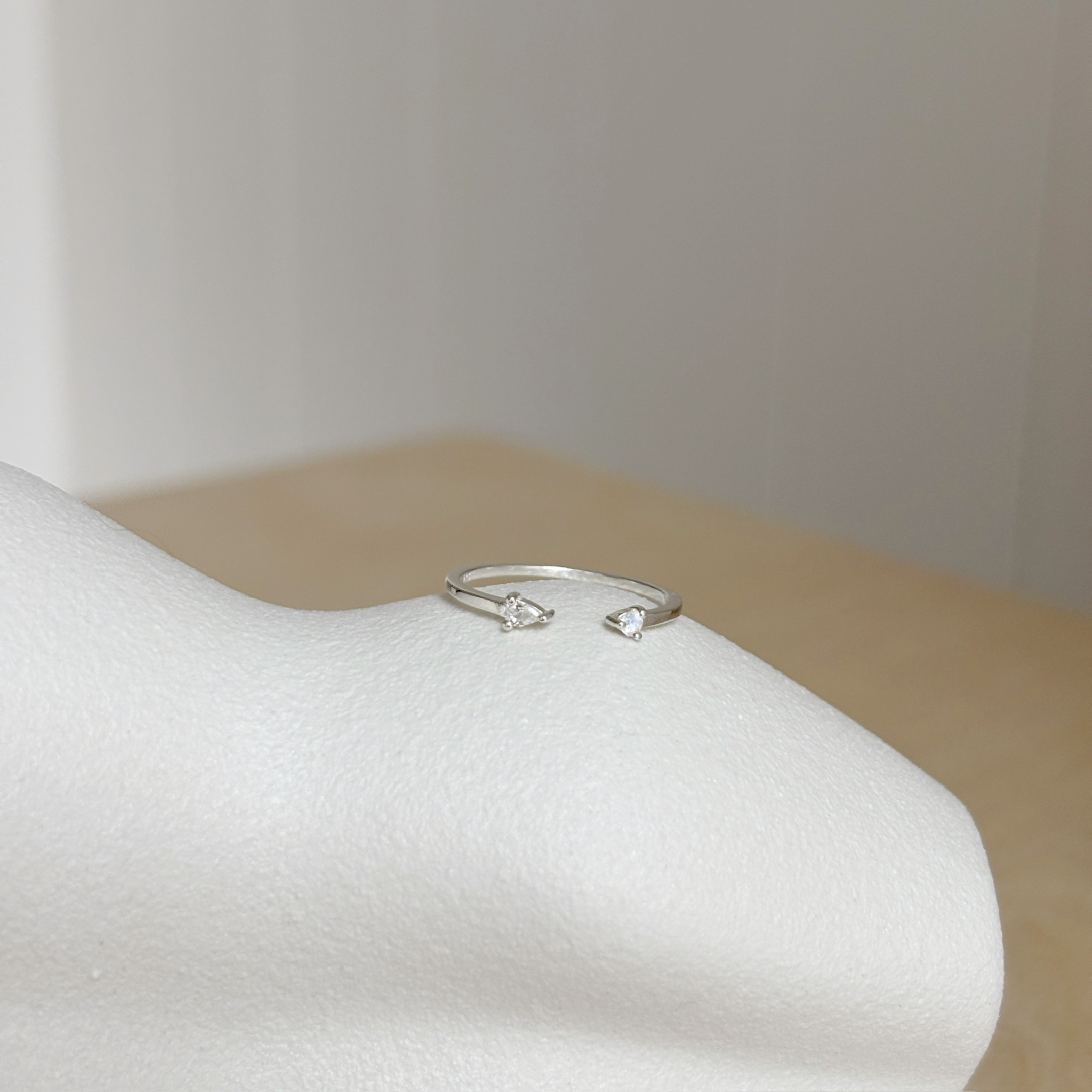 小爪水滴月光白托帕石可調戒指