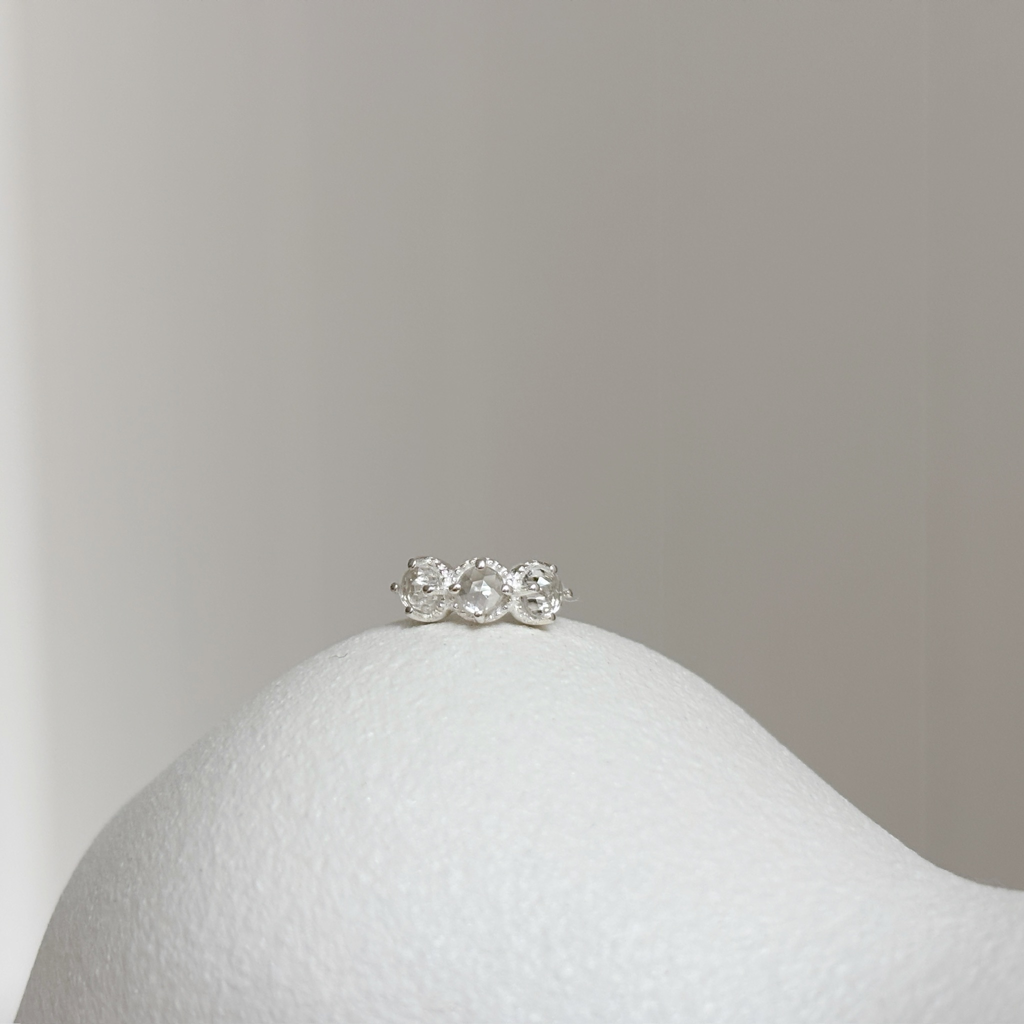 三顆蛋糕塔白水晶耳圈