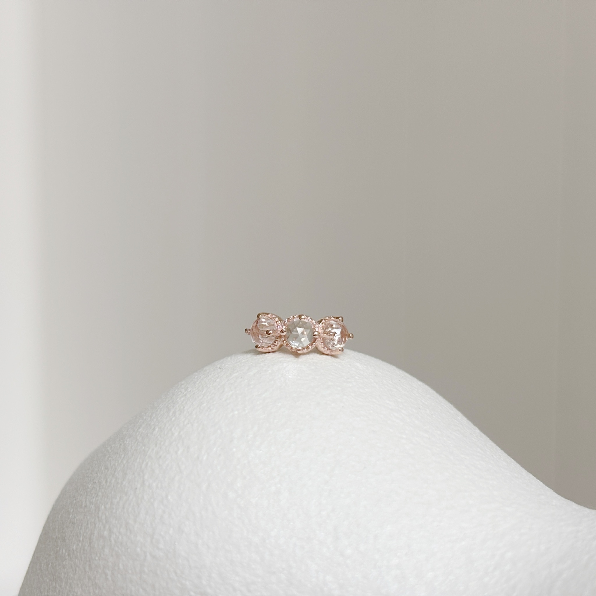 三顆蛋糕塔白水晶耳圈