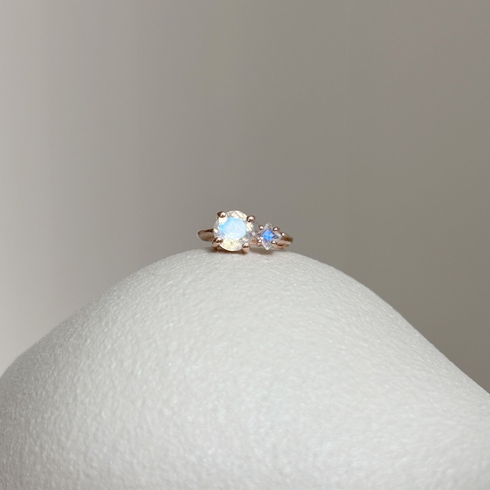 爪鑲菱圓頂級月光石耳圈