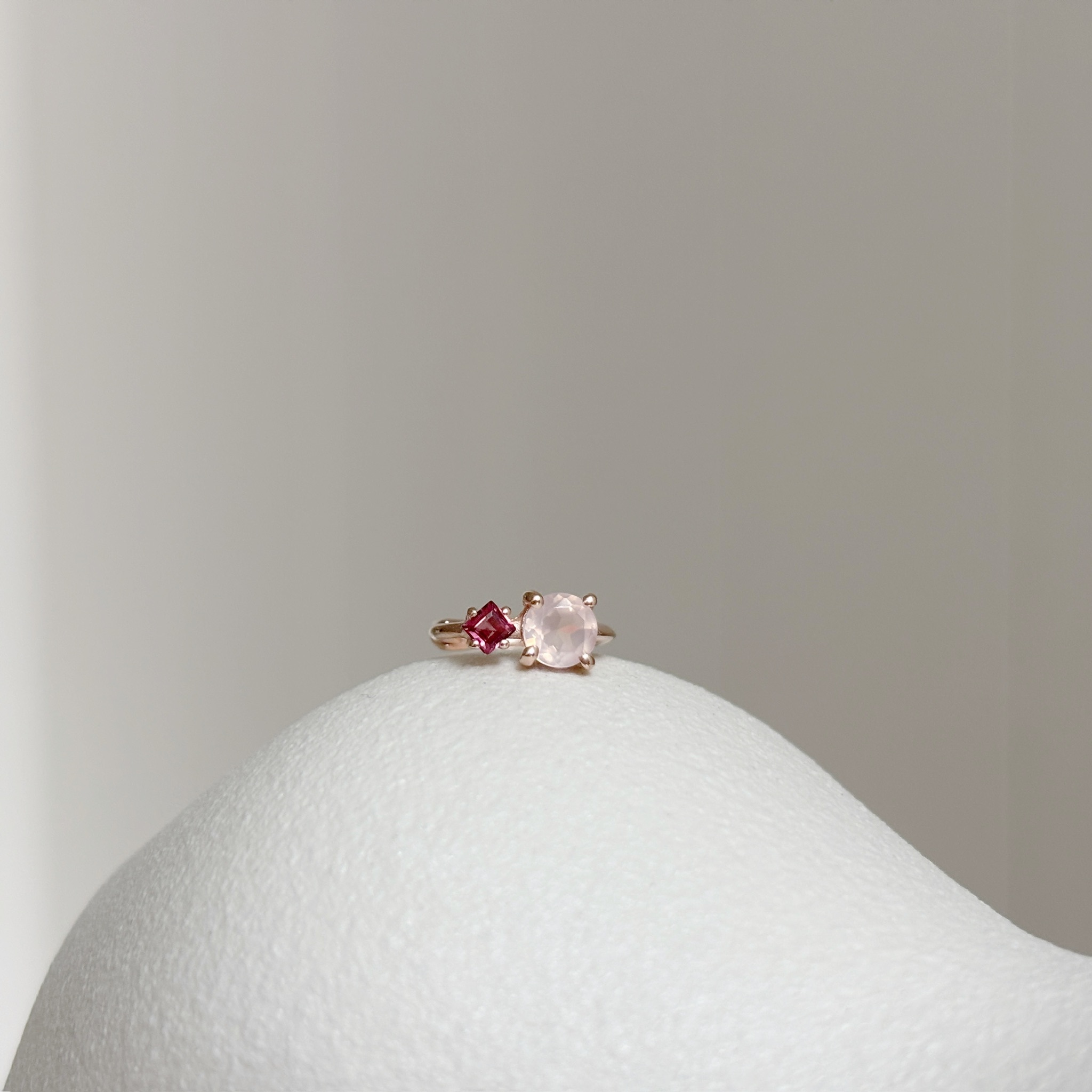 爪鑲菱圓玫瑰石榴粉晶耳圈