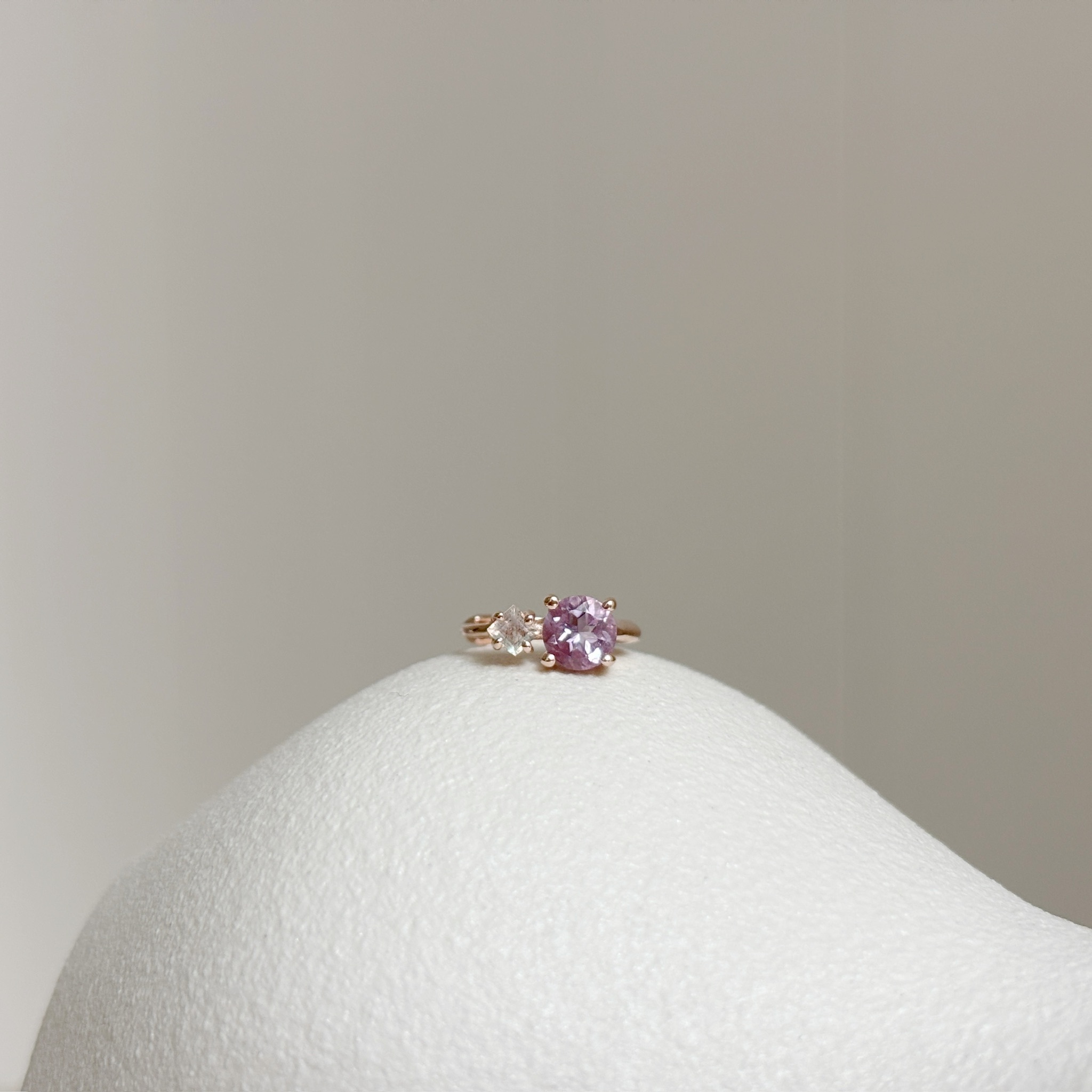 爪鑲菱圓拉長紫水晶耳圈