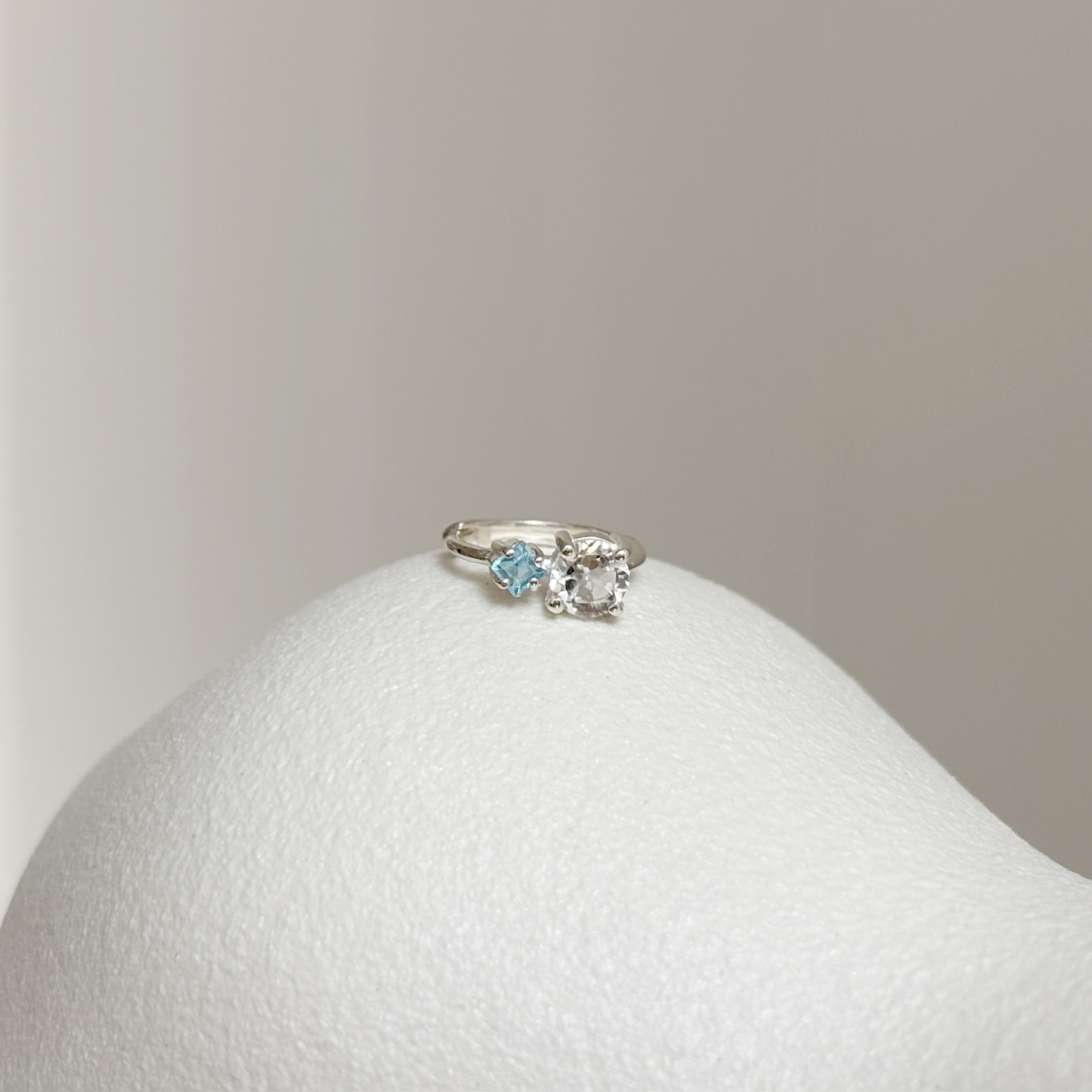 爪鑲菱圓藍白托帕石耳圈