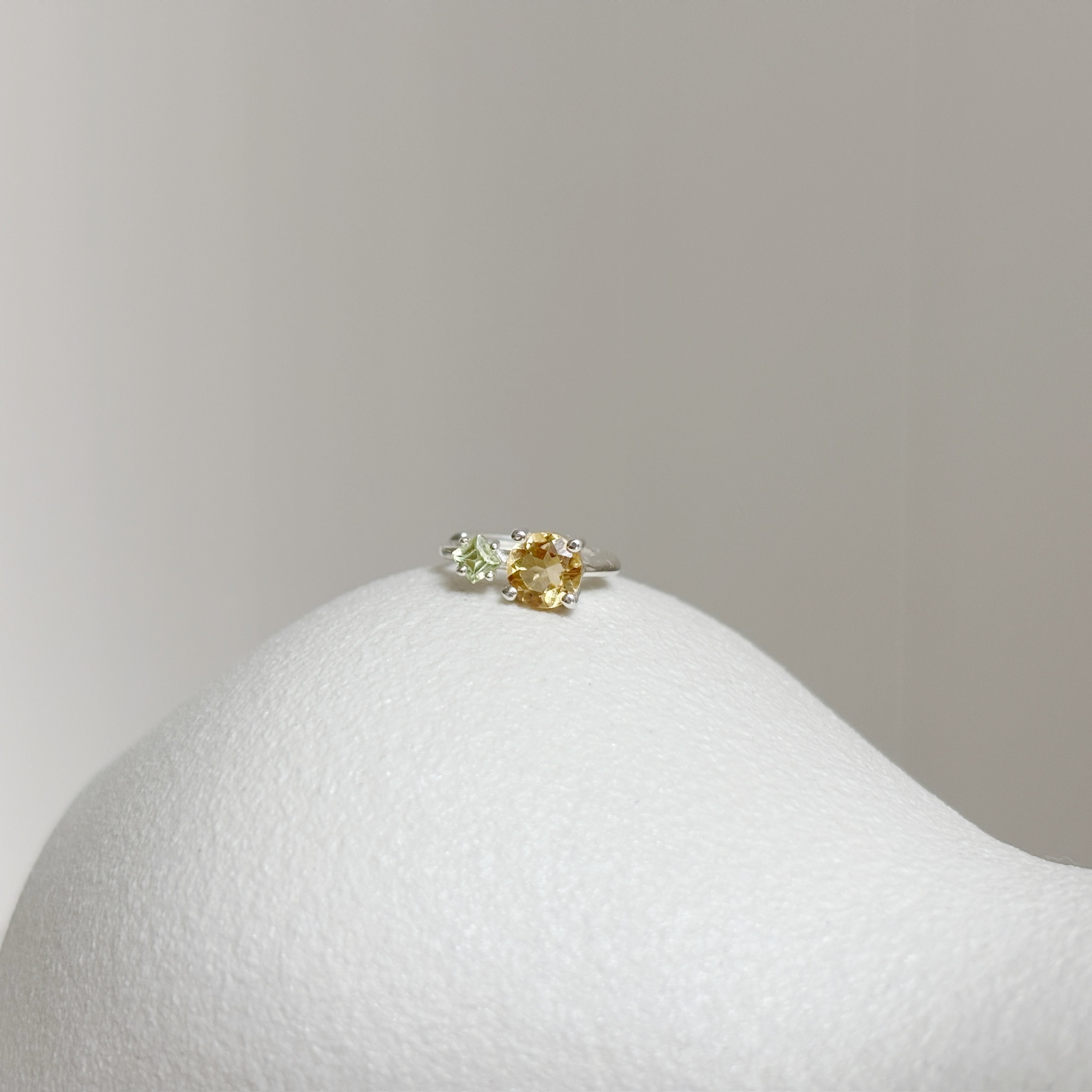 爪鑲菱圓橄欖黃水晶耳圈