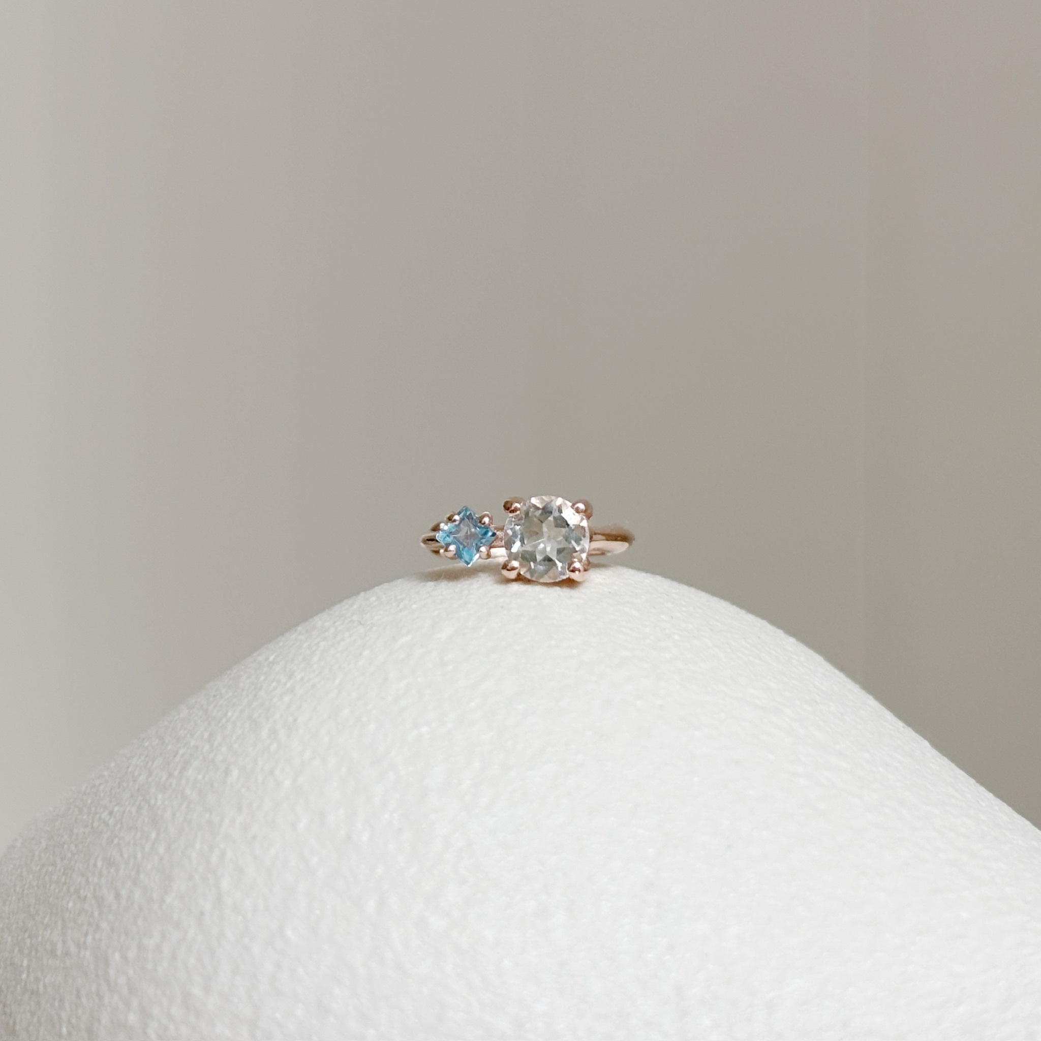 爪鑲菱圓藍白托帕石耳圈