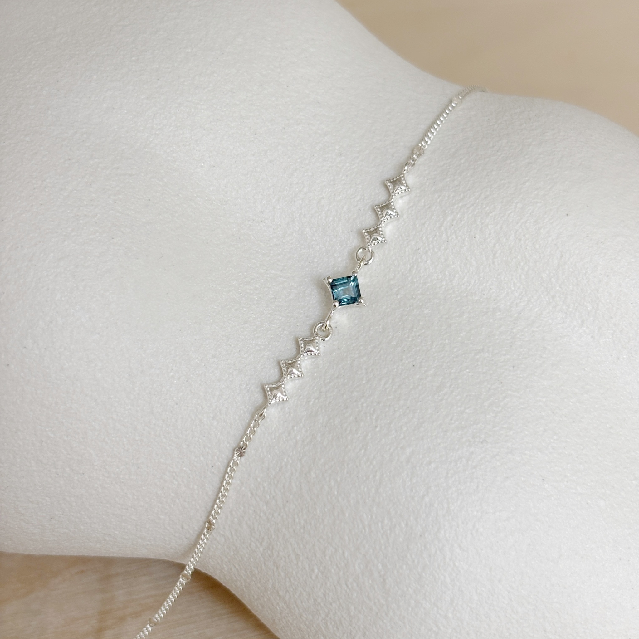 小排滾邊菱形倫敦托帕石手鍊