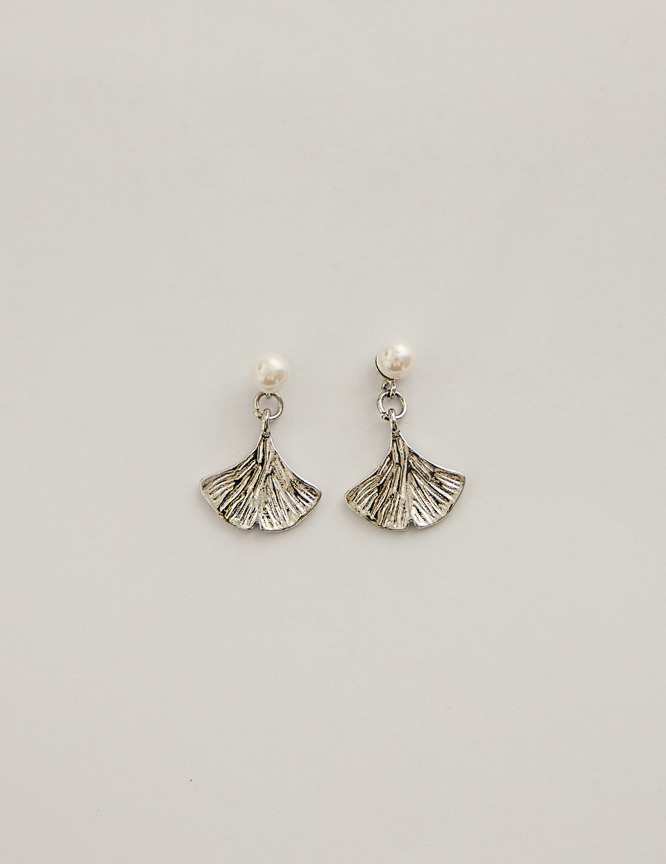 銀杏小珍珠垂墜。針式耳環